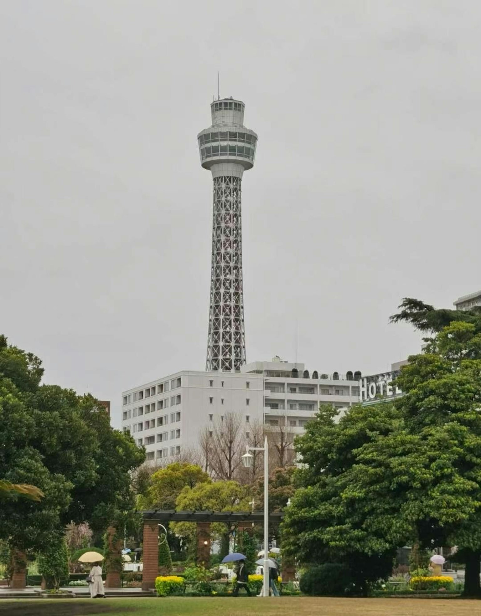 塔與綠色公園的景觀