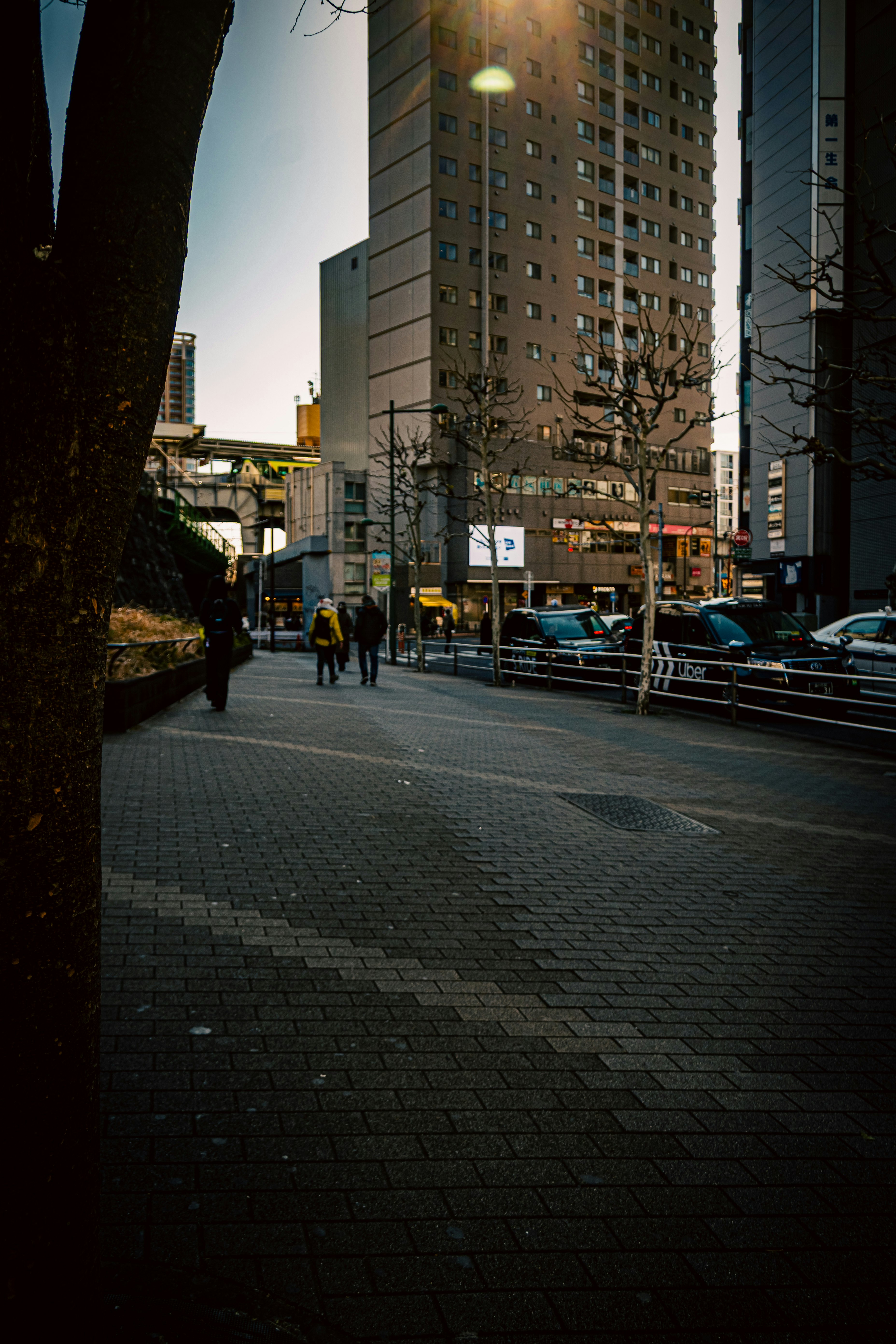 高層ビルに囲まれた街路の夕暮れの通り画像