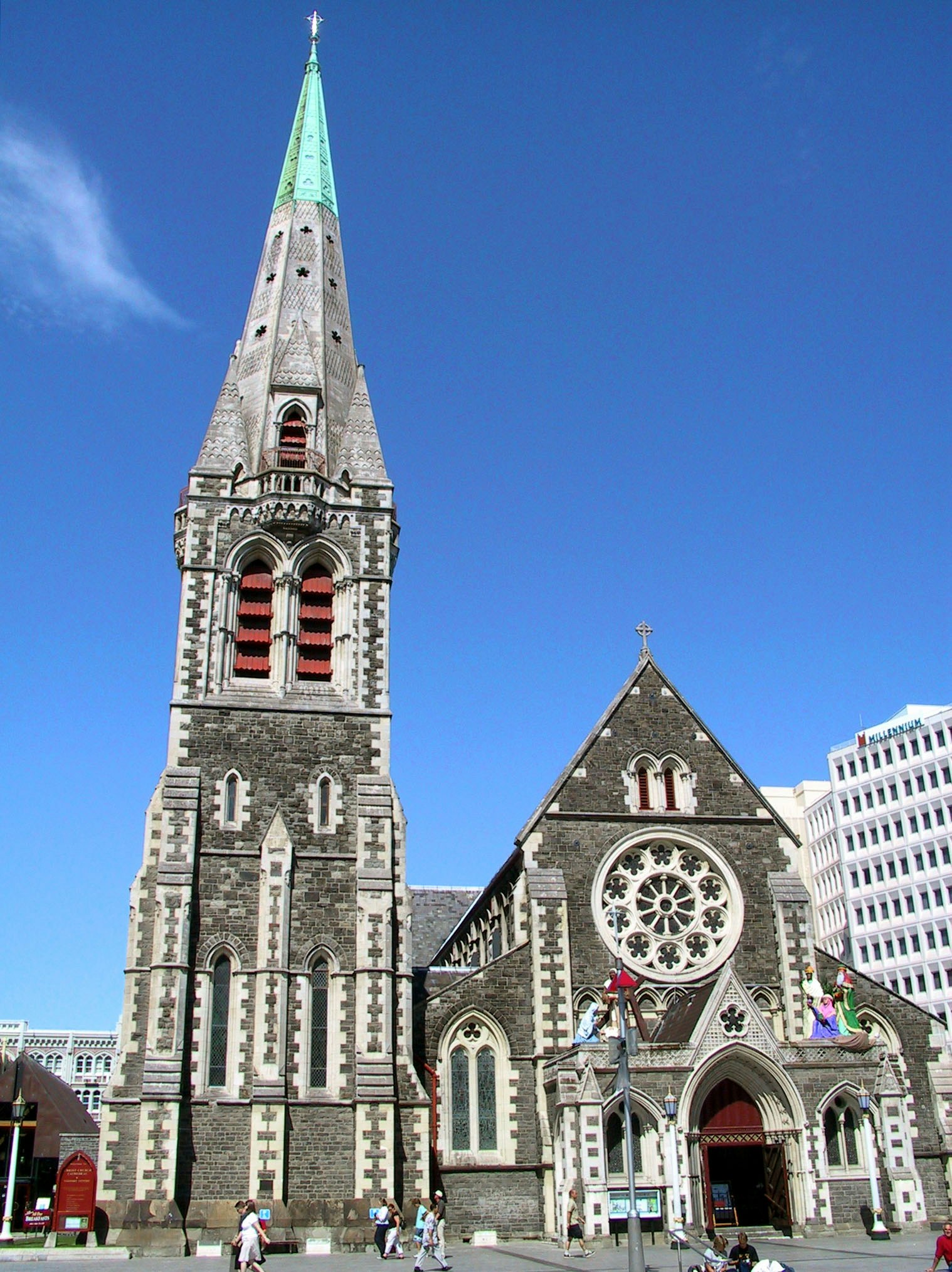 Ngoại thất đẹp của Nhà thờ Christchurch với tháp cao và tường đá