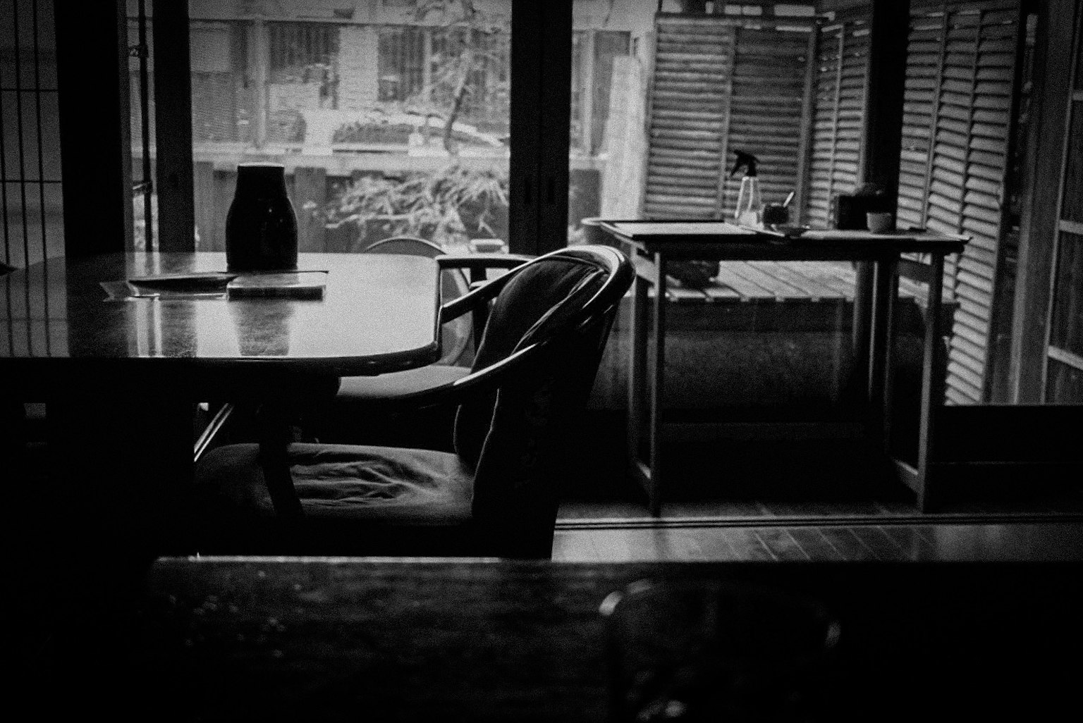 Interior de un café moderno con una mesa y una silla en blanco y negro