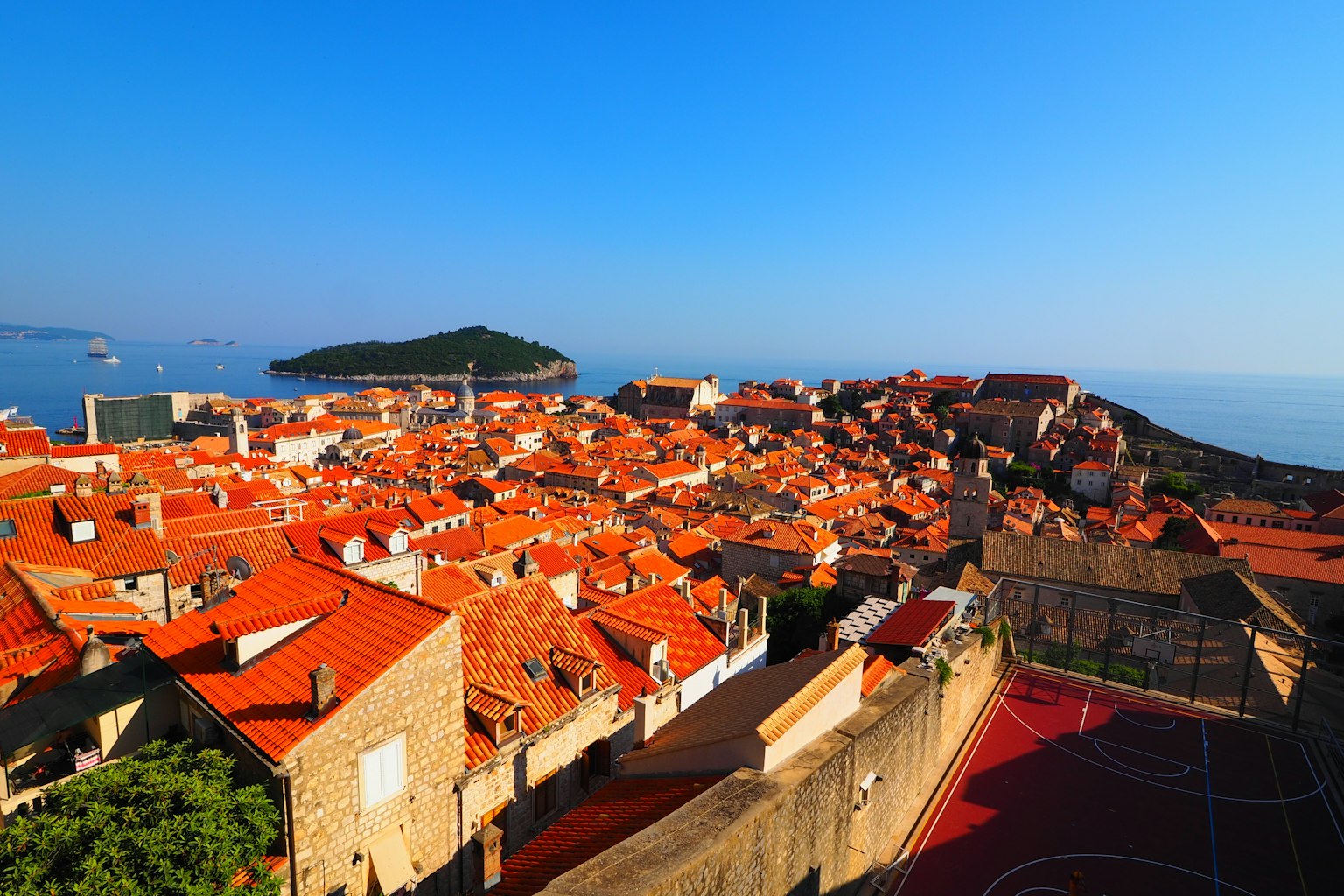 Pemandangan menakjubkan Dubrovnik dengan rumah atap merah dan laut biru