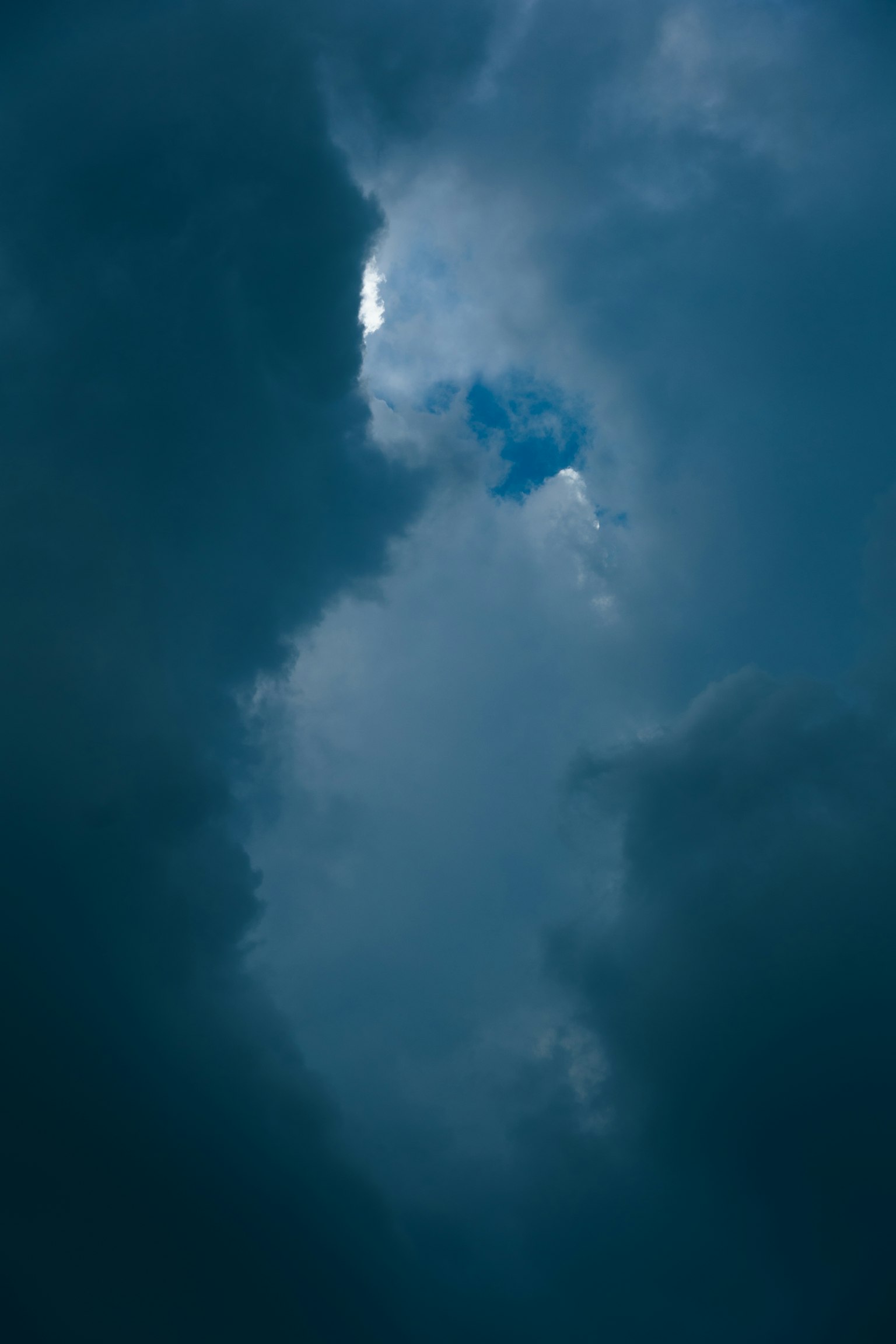 Uno scorcio di cielo blu visibile tra le nuvole scure