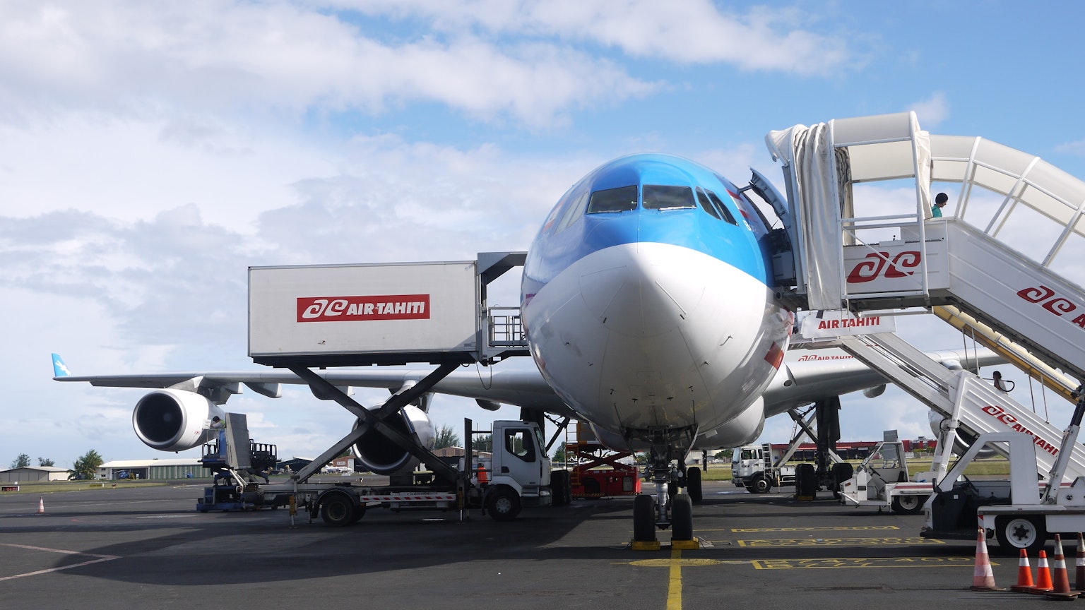 Avion à l'aéroport avec passerelle d'embarquement