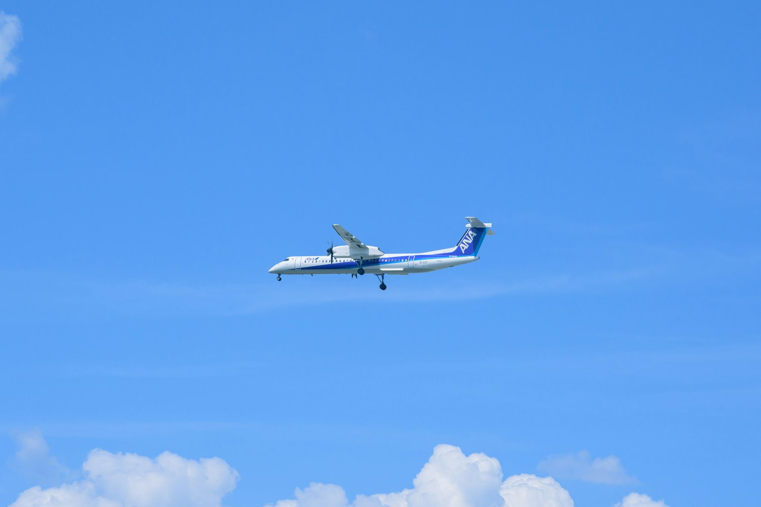 Ein Flugzeug fliegt gegen einen blauen Himmel