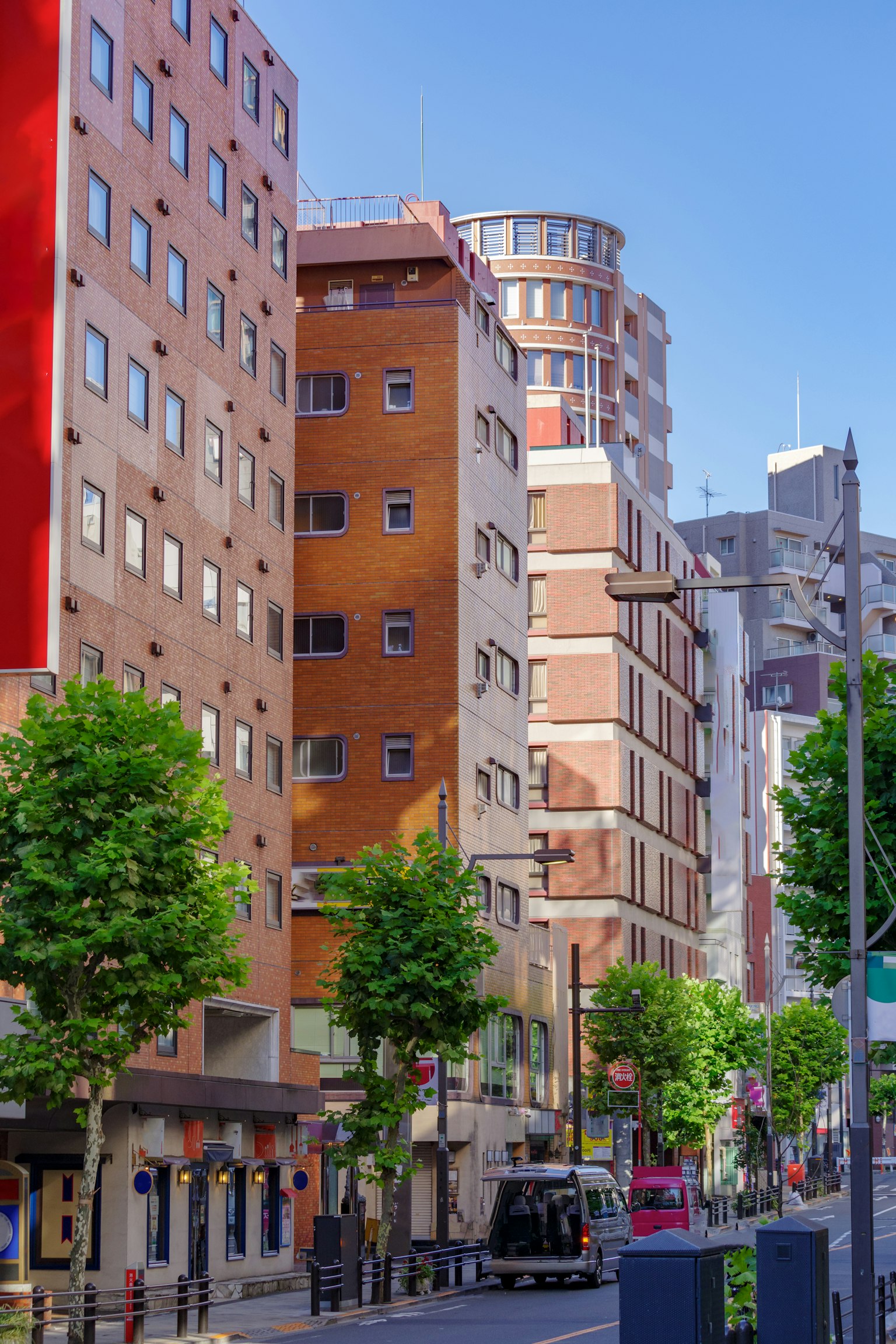 Paesaggio urbano con edifici e alberi verdi
