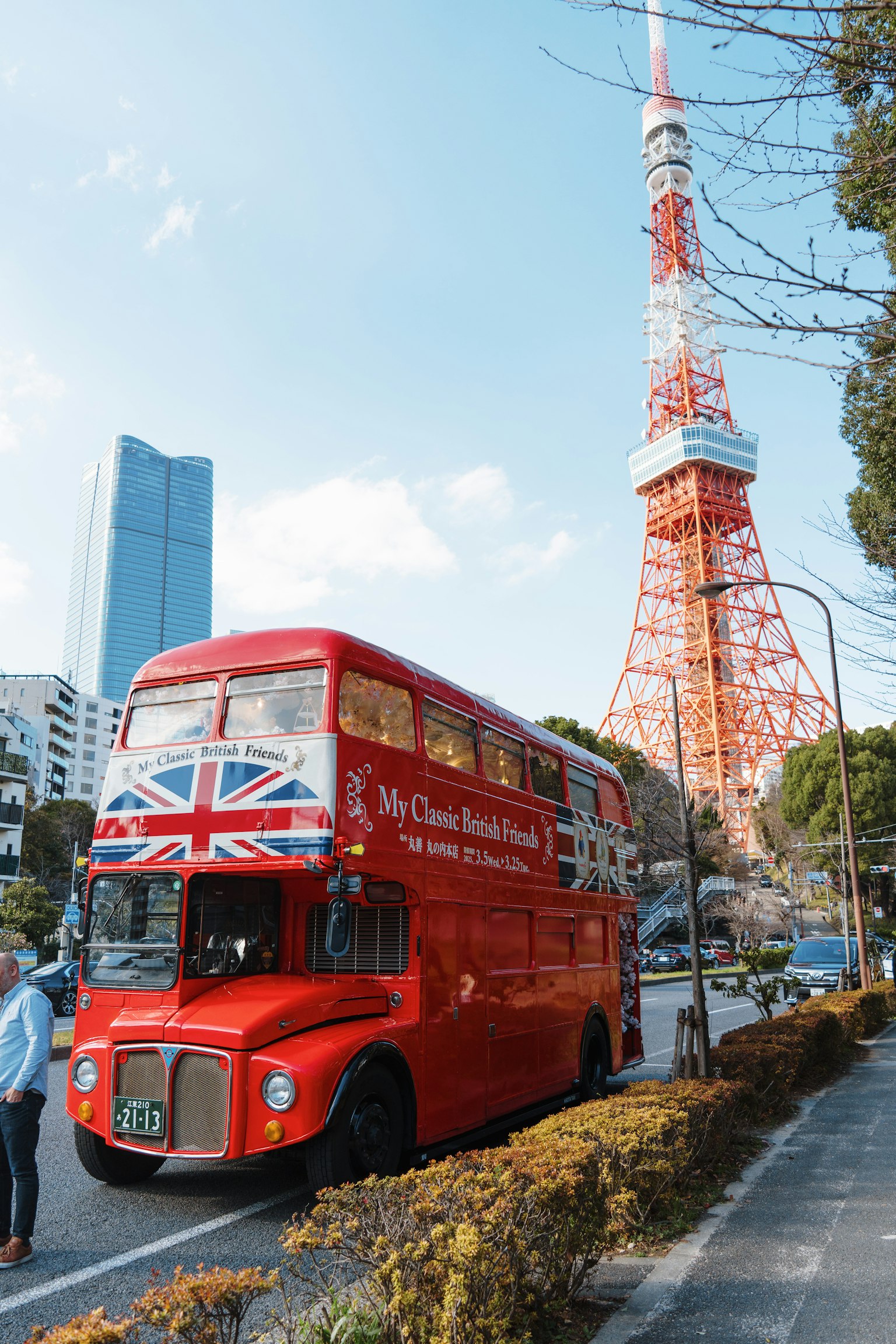 紅色倫敦巴士與東京塔背景