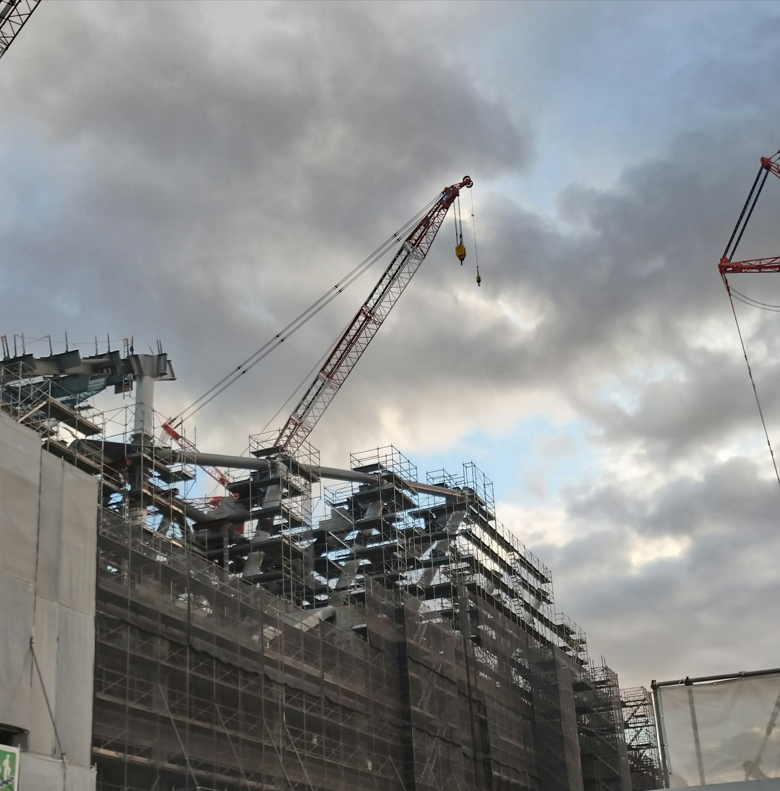 Cantiere con gru e cielo nuvoloso