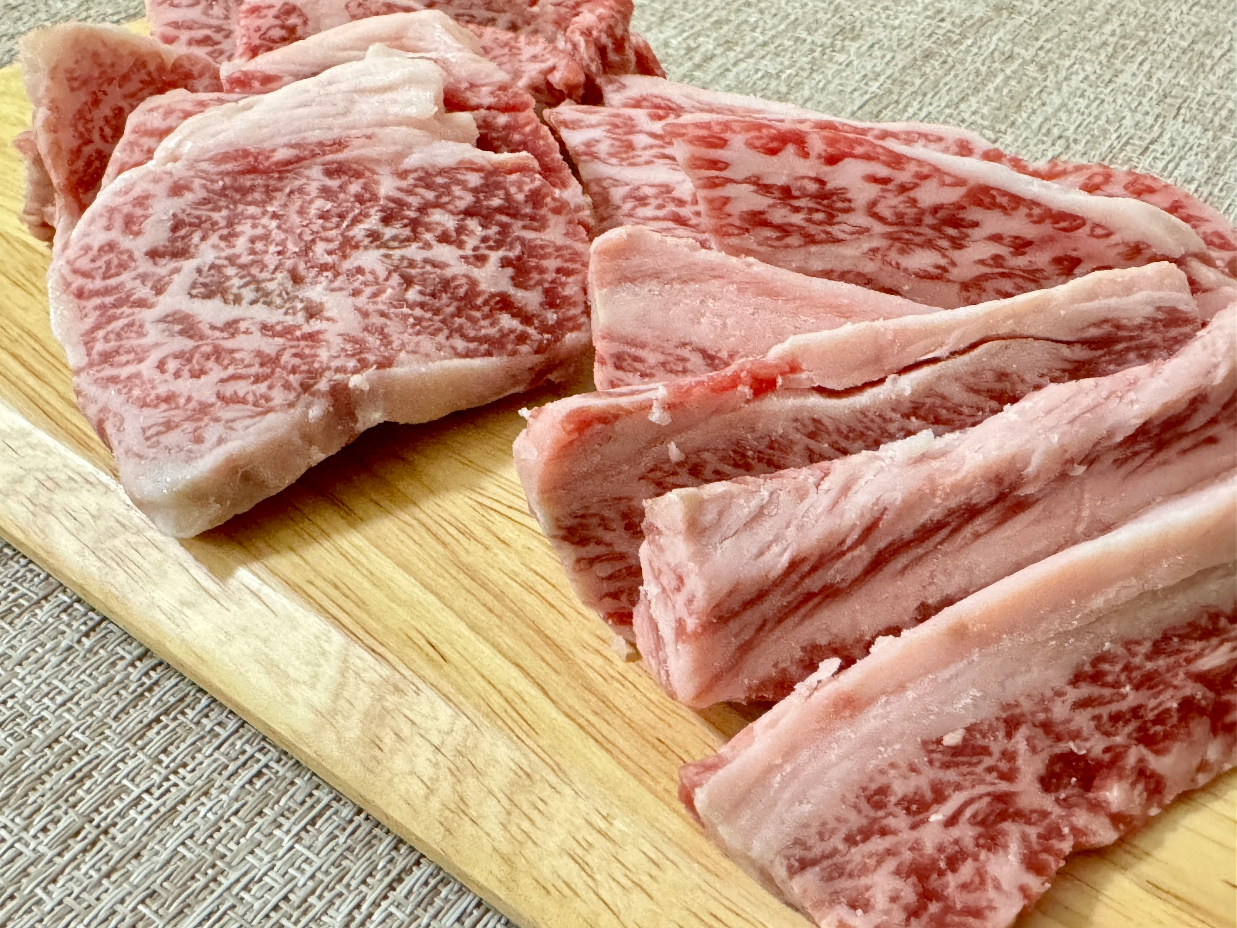 木砧板上擺放的牛肉切塊