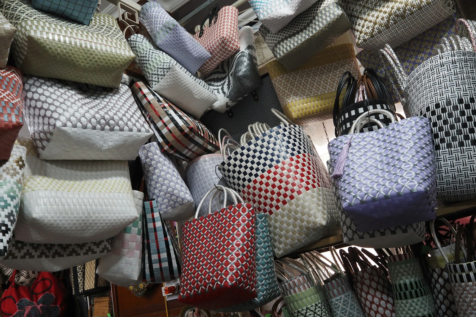 Borse intrecciate colorate esposte in un mercato