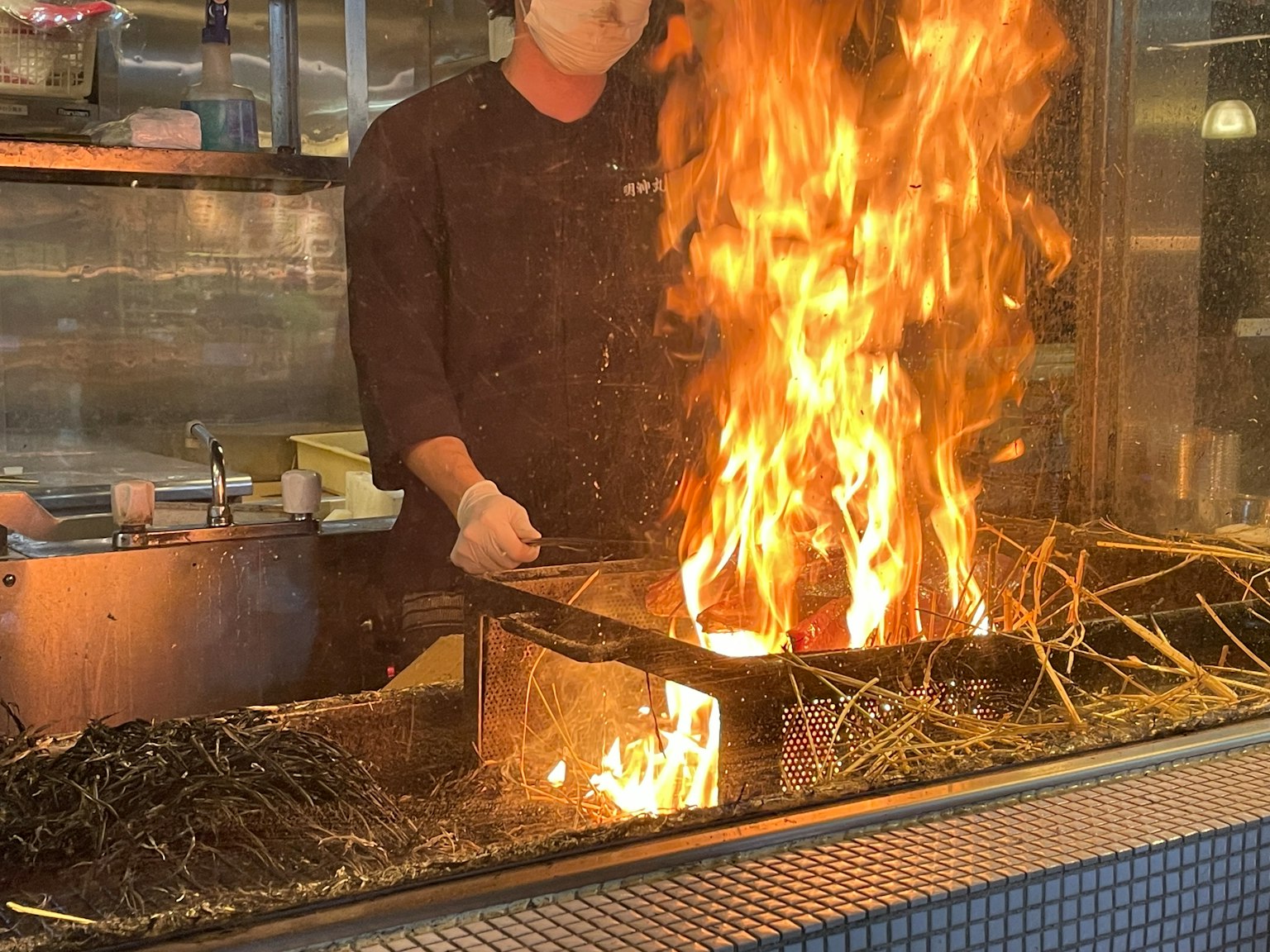 Chef cuisinier avec des flammes dans un restaurant