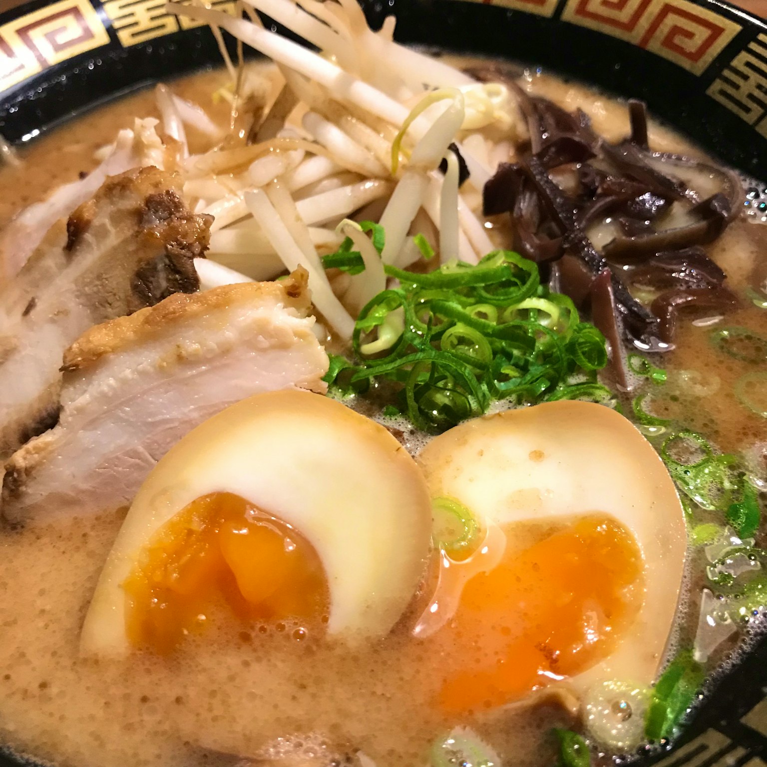 Ramen mit reichhaltiger Brühe, Chashu-Scheiben und weichgekochten Eiern