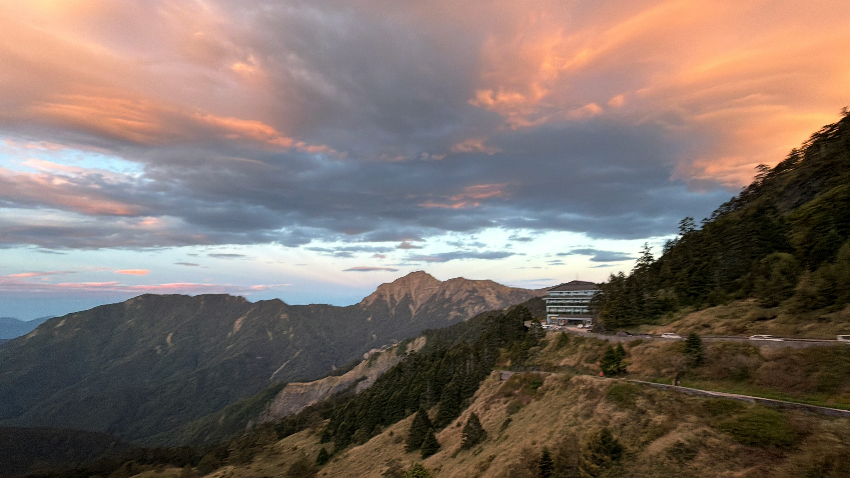 山稜と渓谷を見下ろす山道のある絶景の夕暮れ
