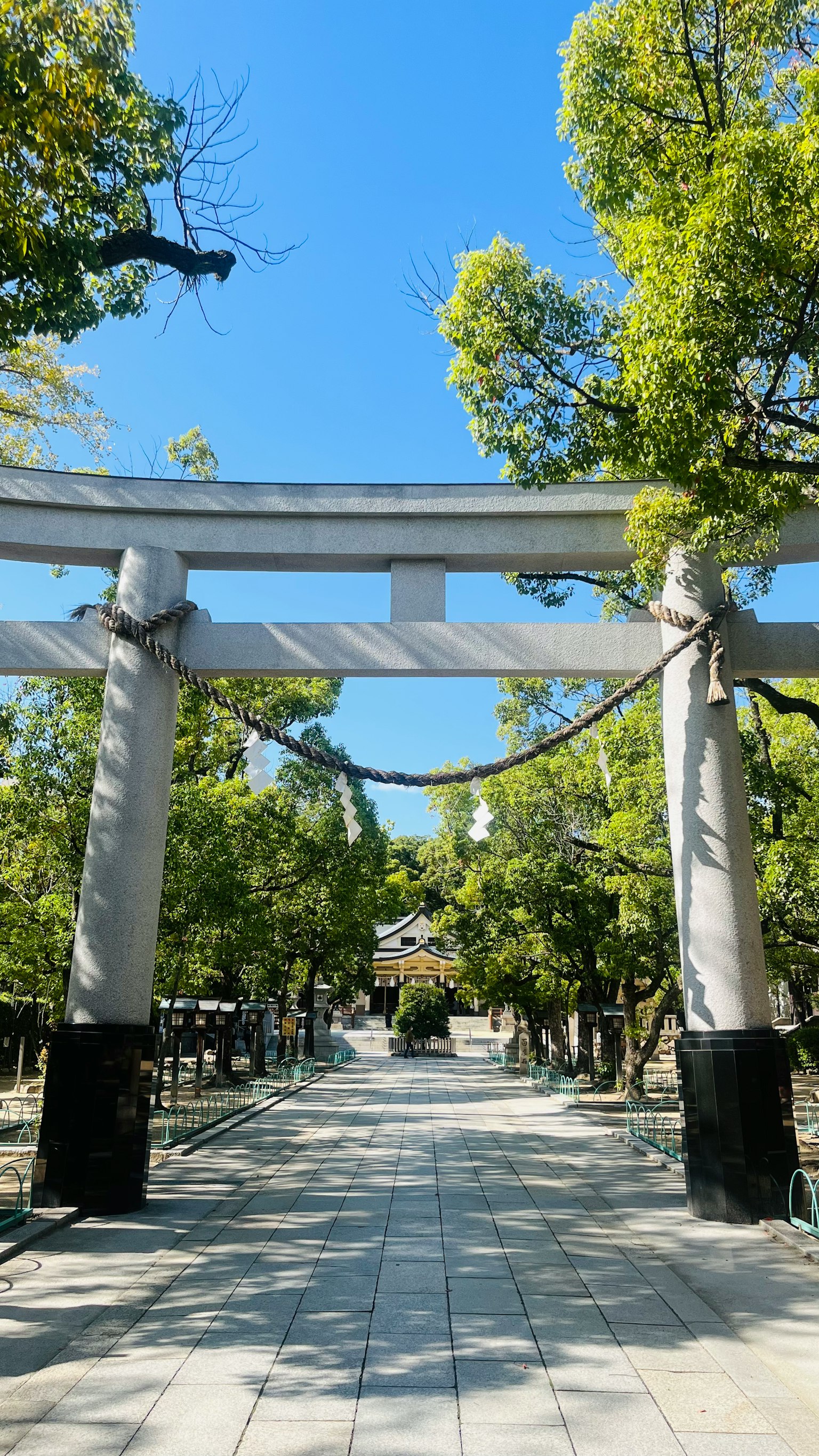 Vista panoramica di un torii di santuario e di un sentiero sotto un cielo sereno