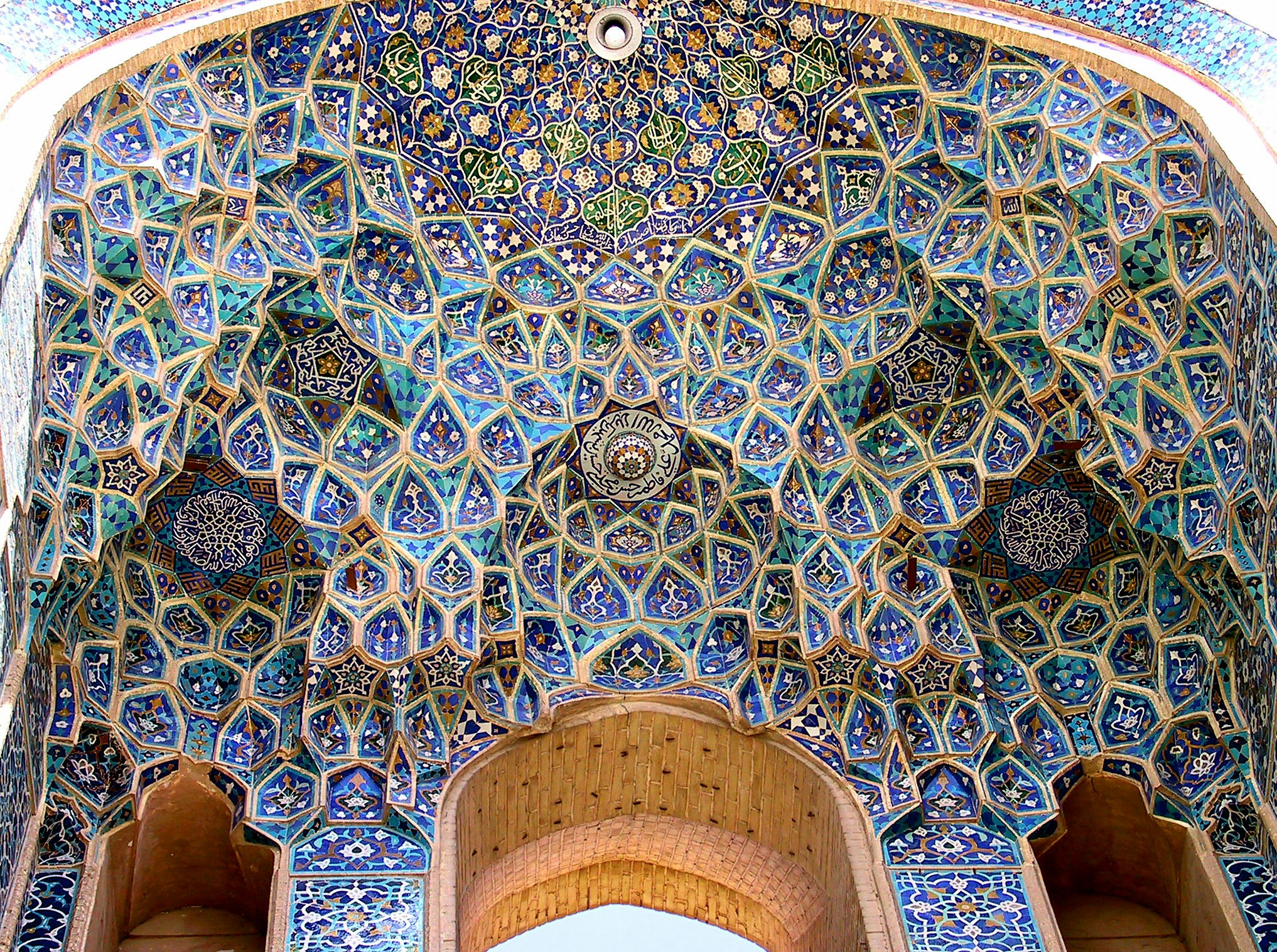 Arcade de façade avec mosaïque de carreaux géométriques