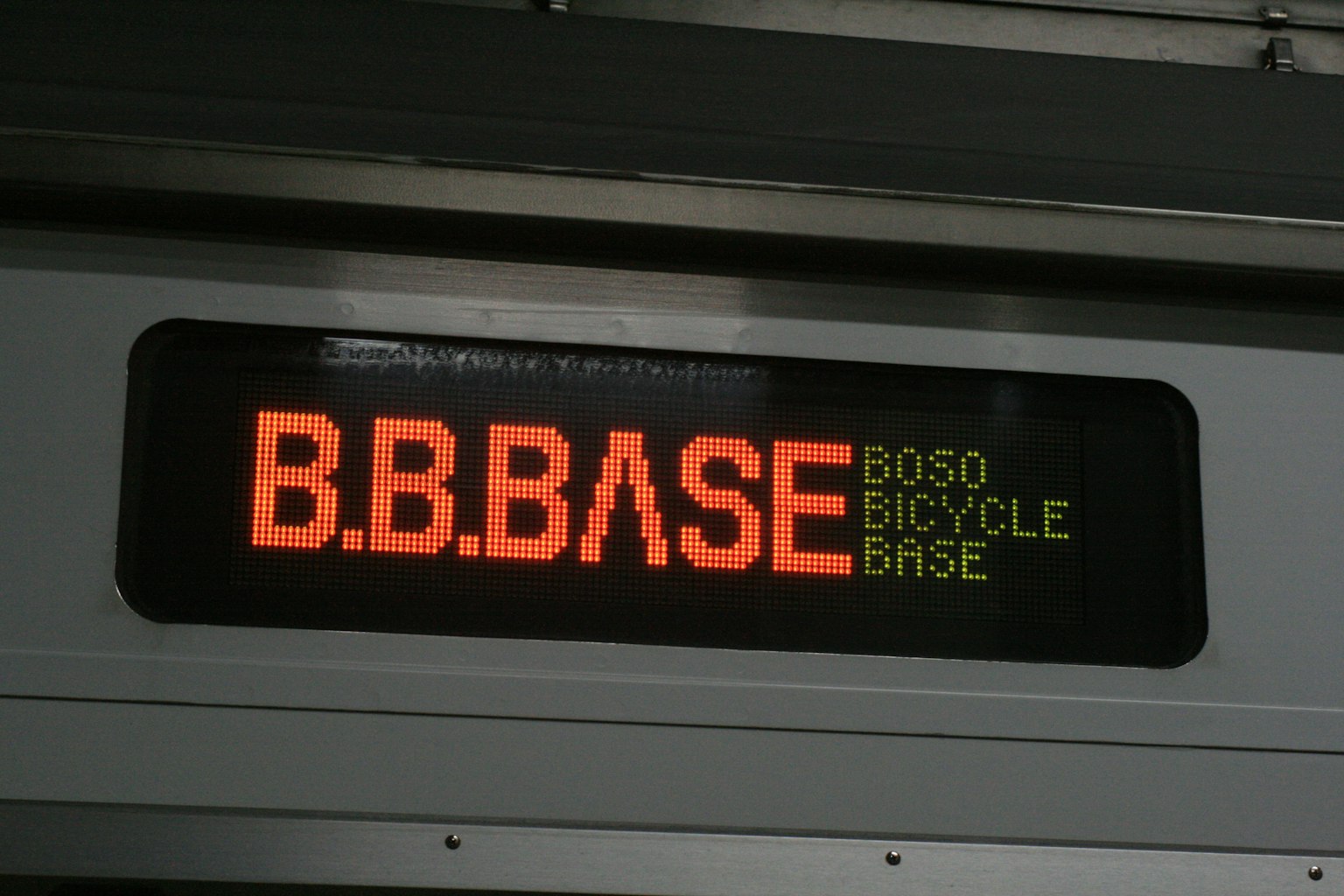 B.B.BASE標誌以明亮的紅色LED燈顯示