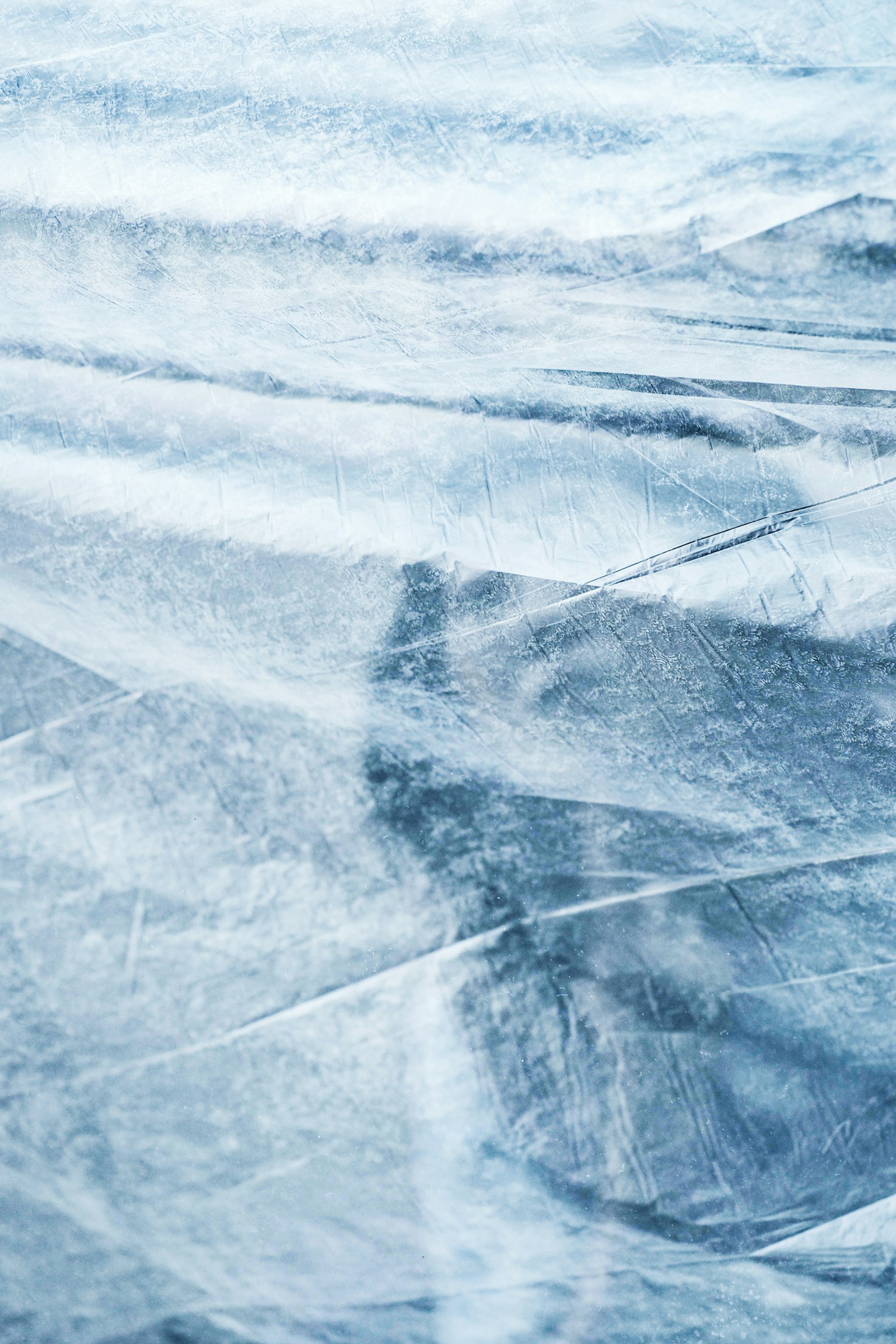 Abstrakte Textur eines blauen Blattes mit Falten und Schatten
