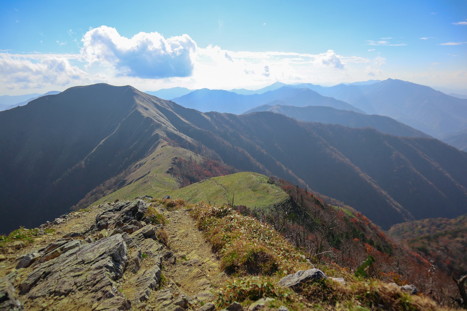 晴朗天空下的山脈全景