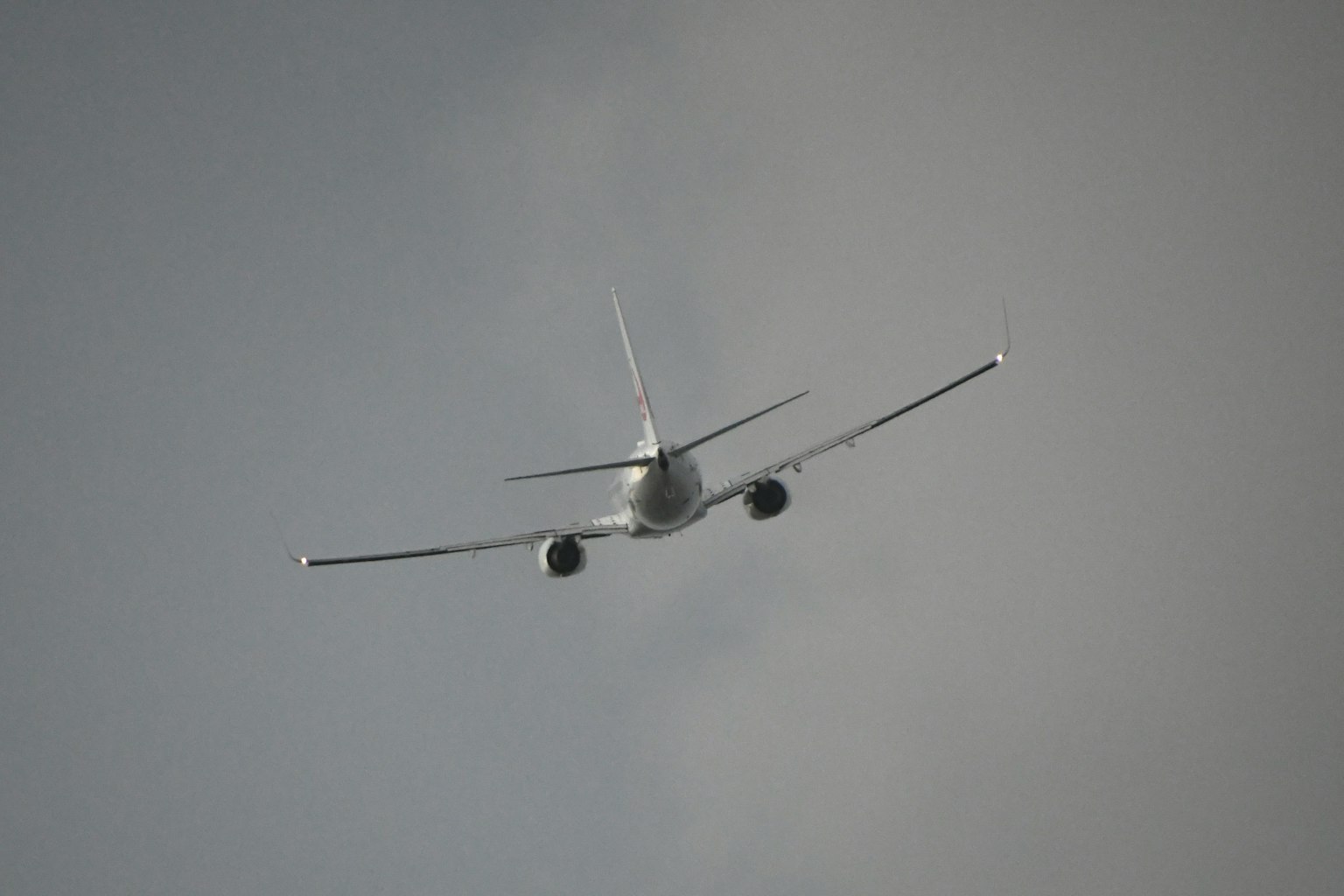 Avion volant à travers les nuages