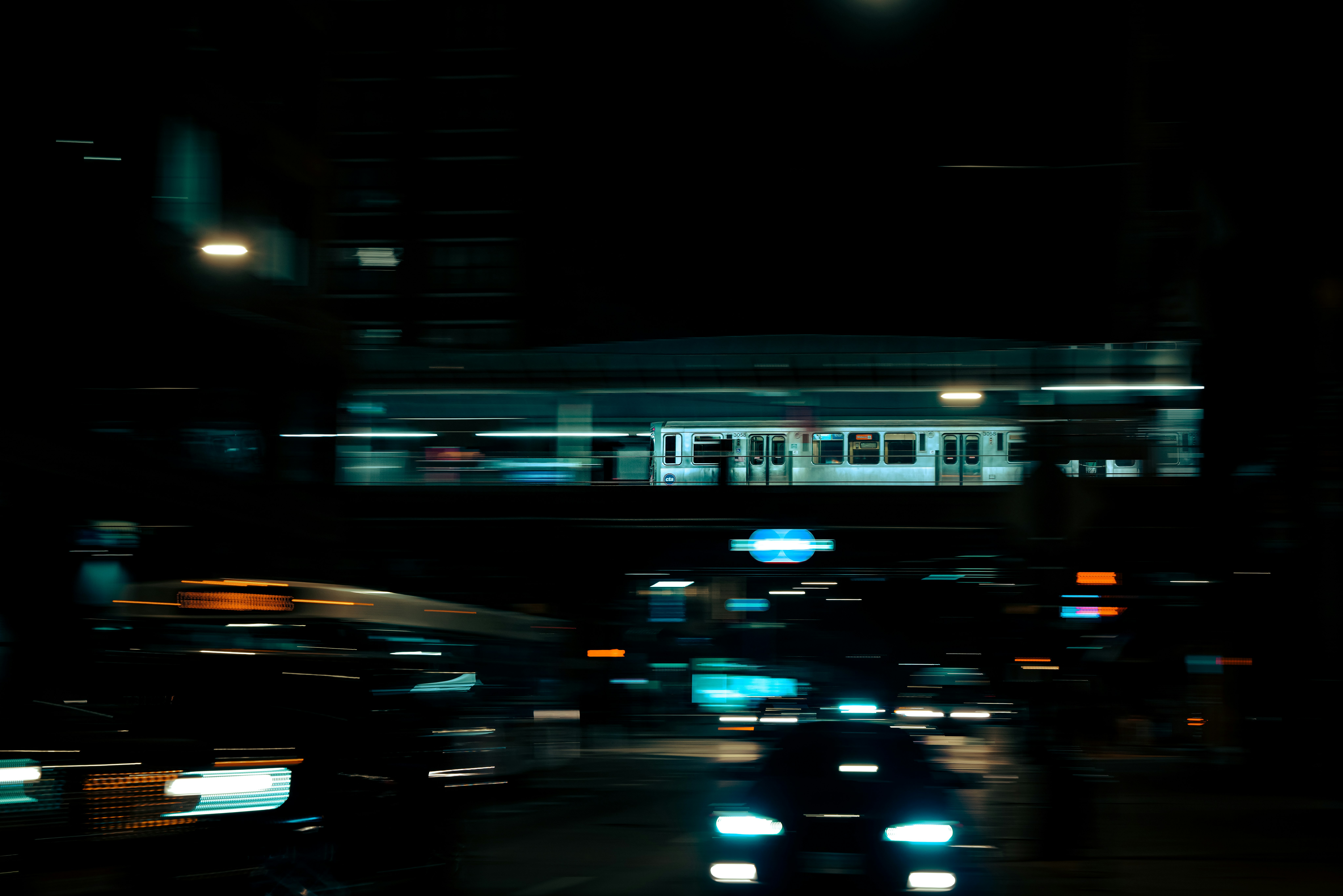夜の駅を通過する電車の流し撮り