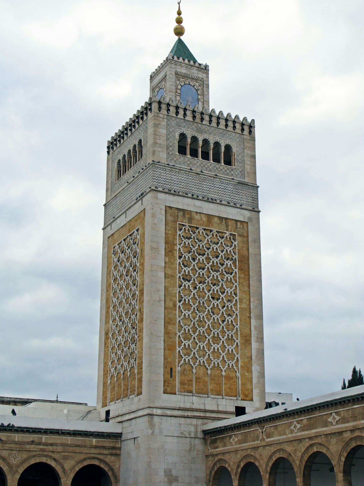 Menara indah sebuah masjid di Tunisia dengan dekorasi emas dan pola geometris