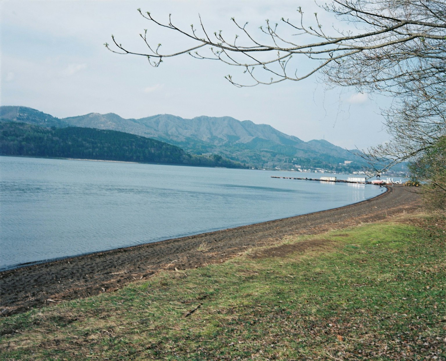 寧靜的湖邊風景，背景是山脈