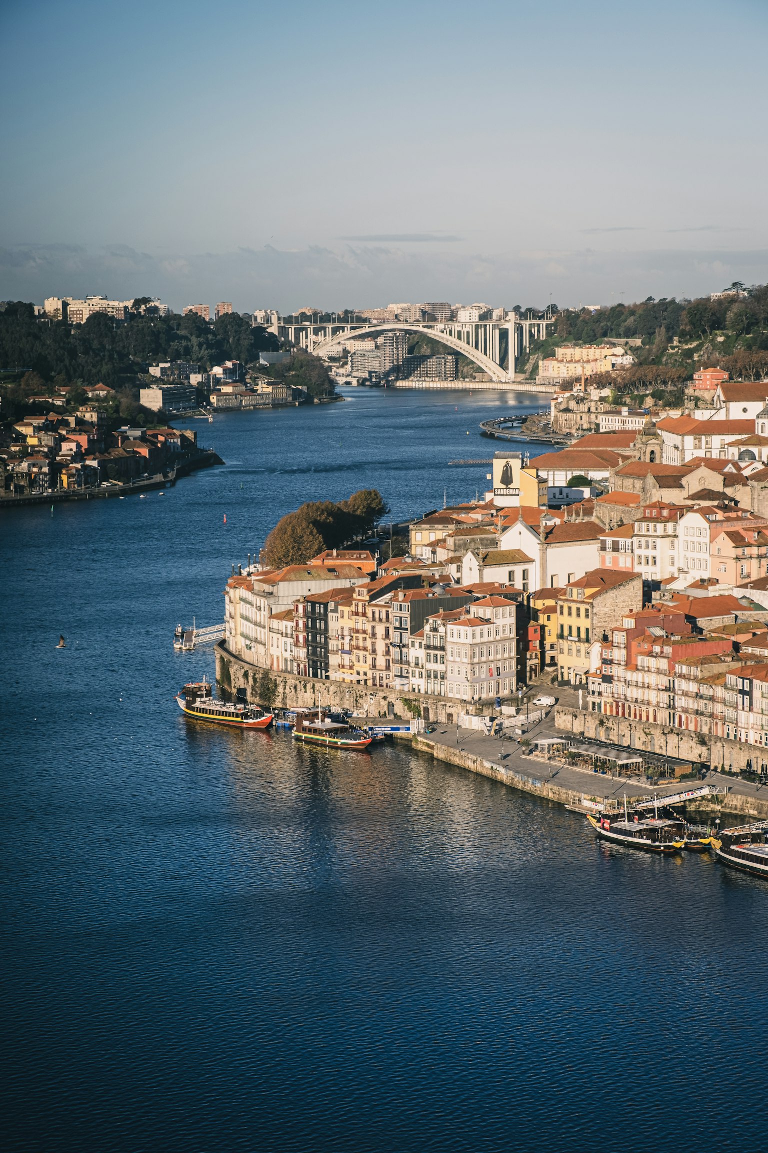Schöne Flusslandschaft von Porto mit historischen Gebäuden
