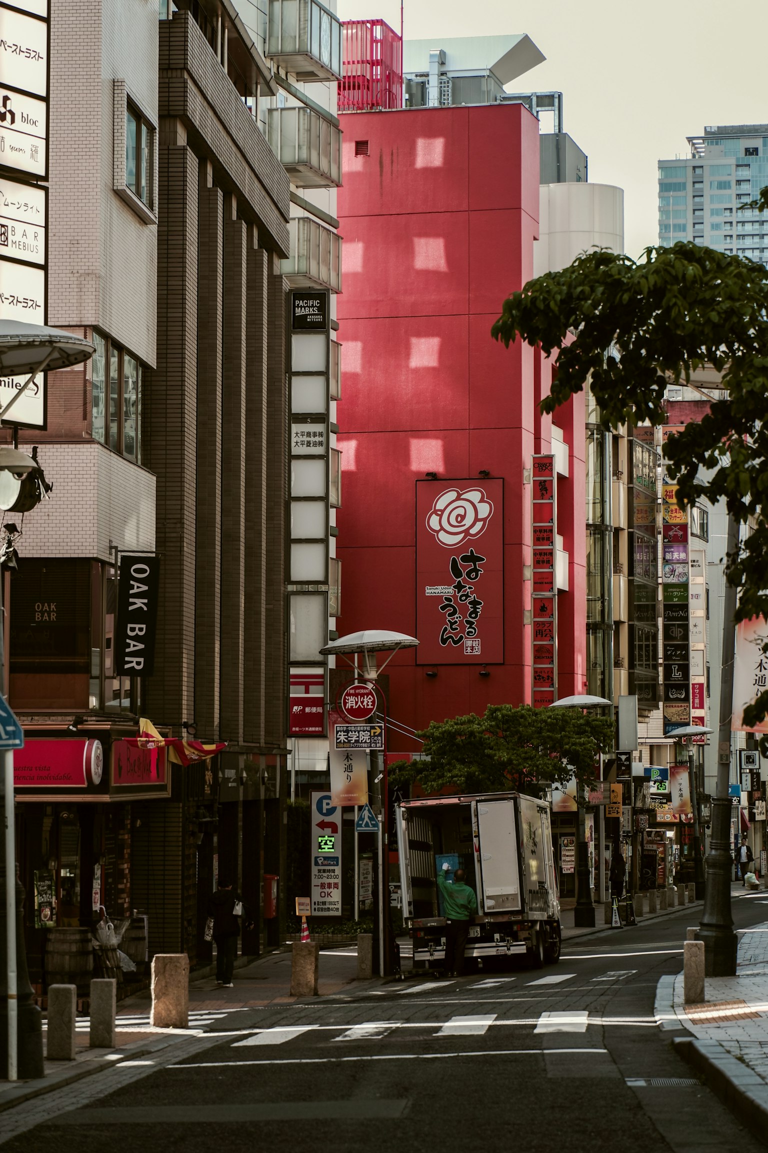 Scena urbana con un edificio rosso in evidenza