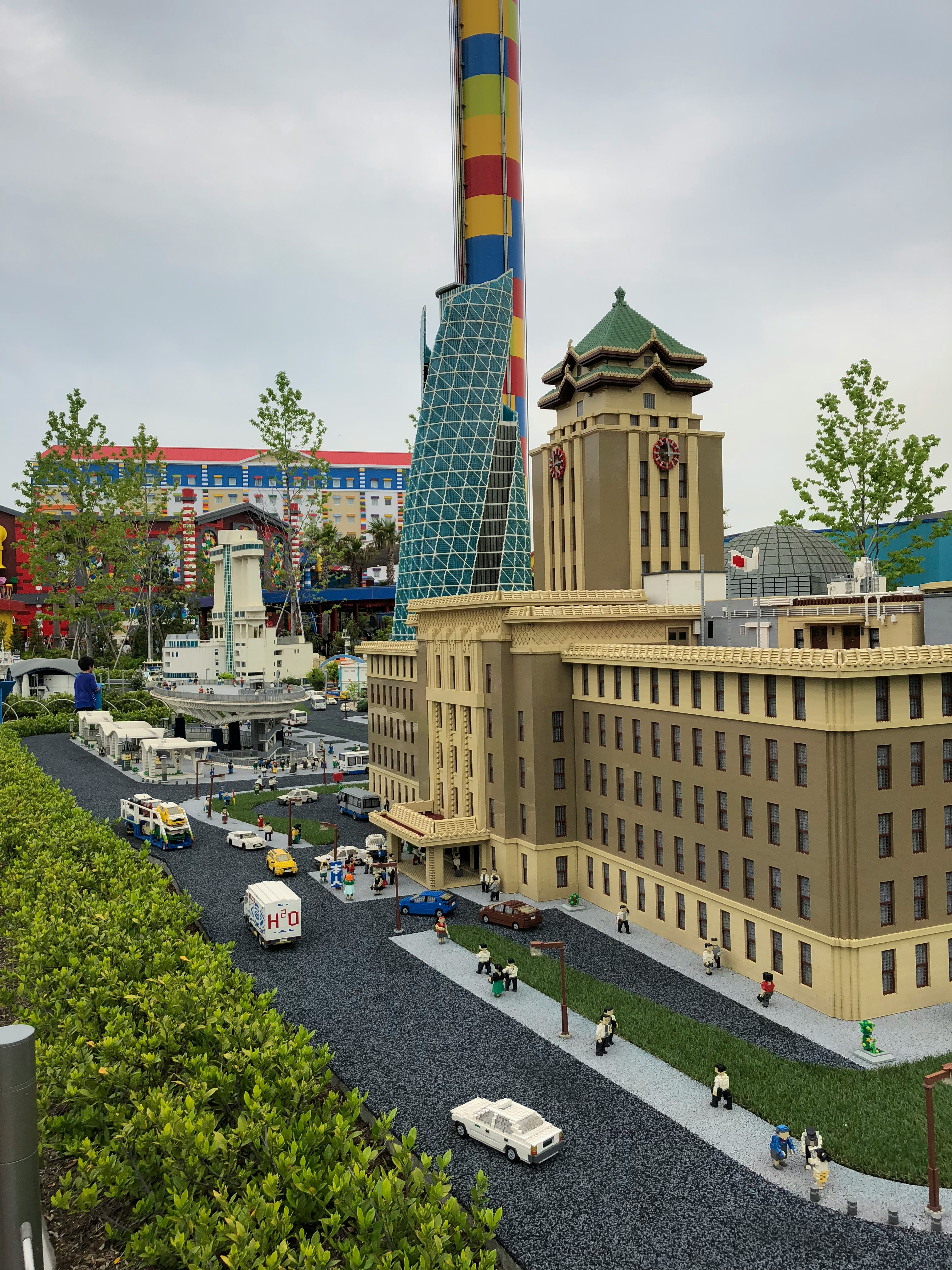 高塔与地标建筑的城市天际线