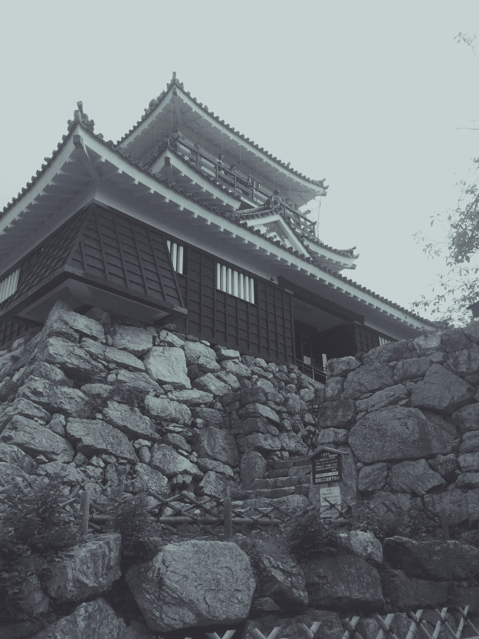 传统日本城堡建筑矗立在石基上