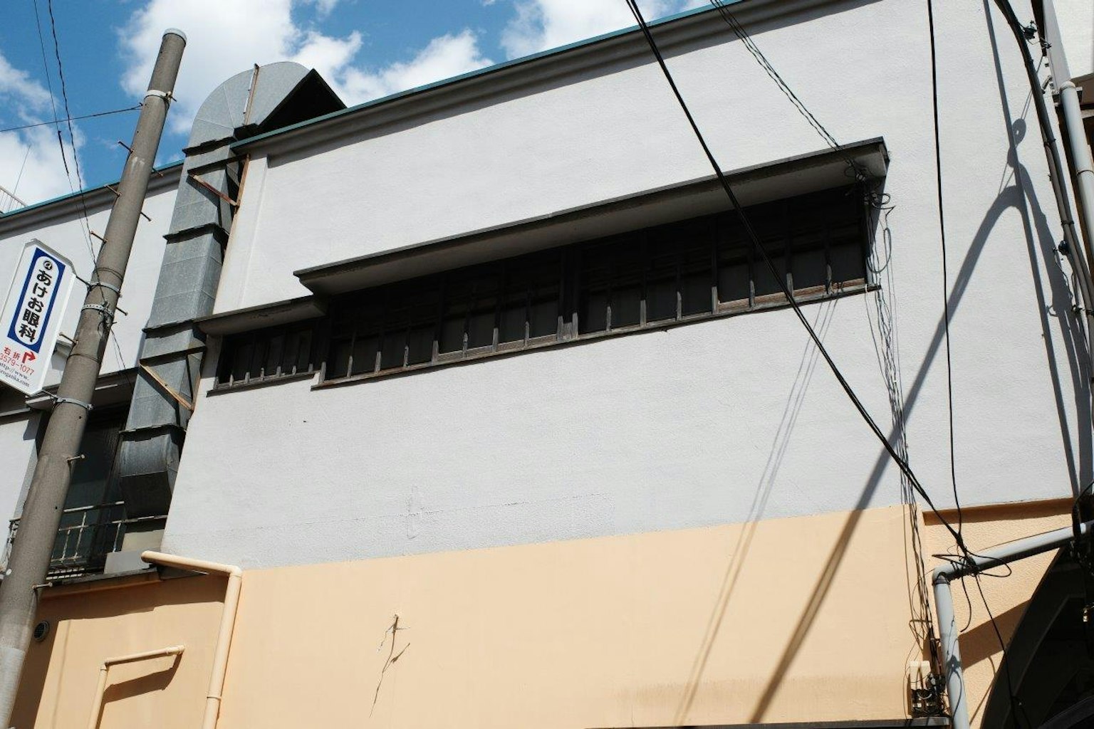 Esterno di un edificio grigio con pareti arancioni