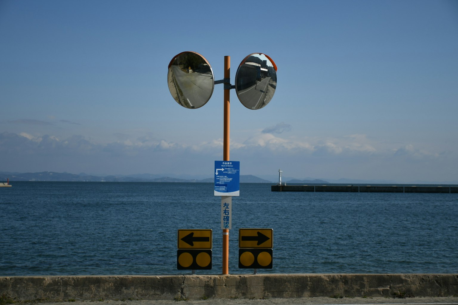 Vista di mare con specchi e segnali di direzione