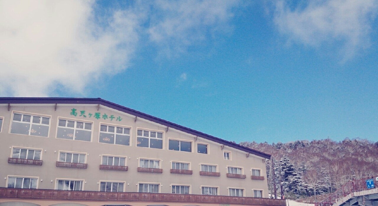 山の麓にある校舎の外観