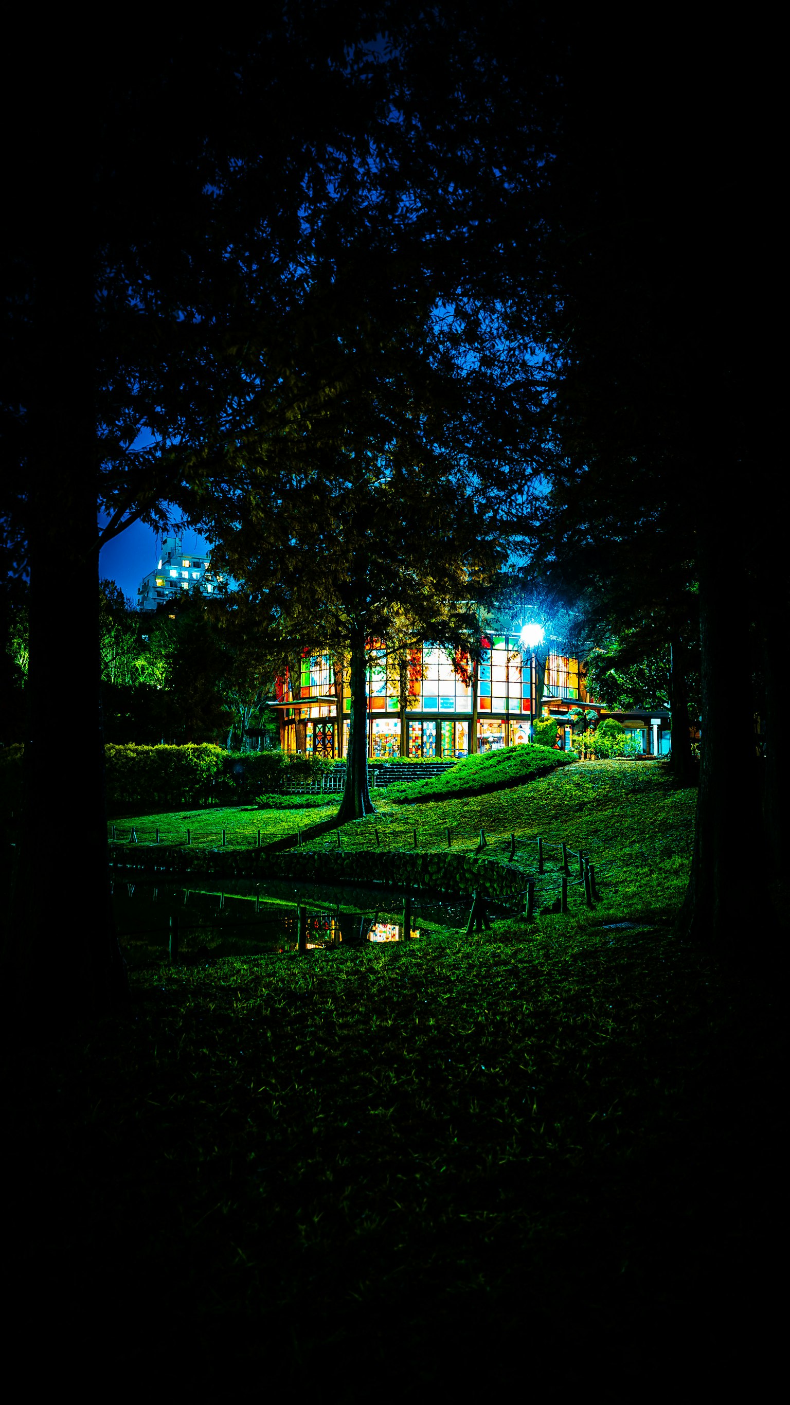 夜間公園裡一棟美麗的房子被照亮