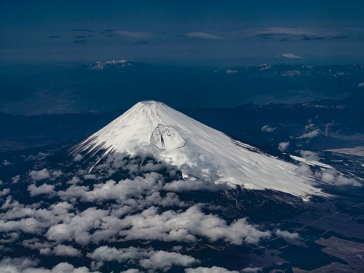 雪覆蓋的富士山的空中視圖