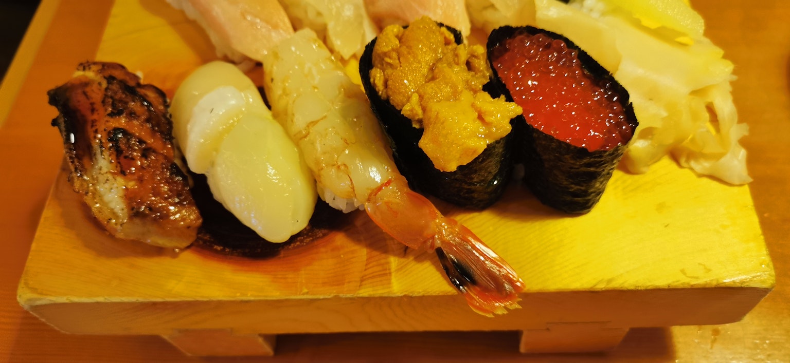 Eine schöne Sushi-Platte mit verschiedenen Sushi-Arten auf einem Holzbrett