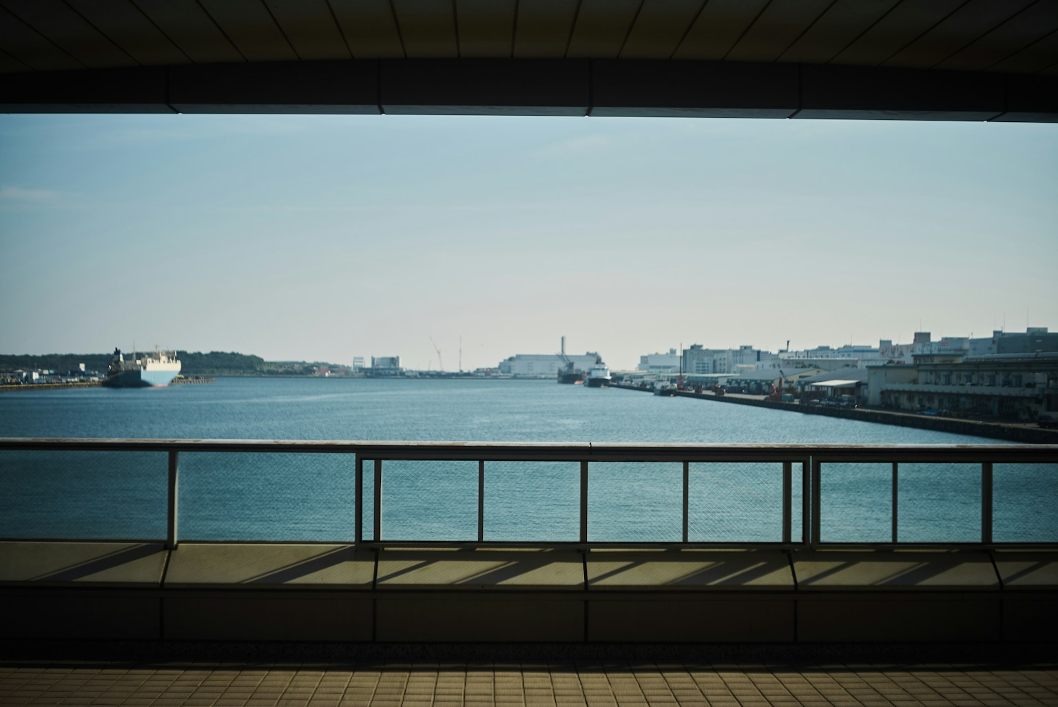 Vue depuis un balcon sur la mer et le port