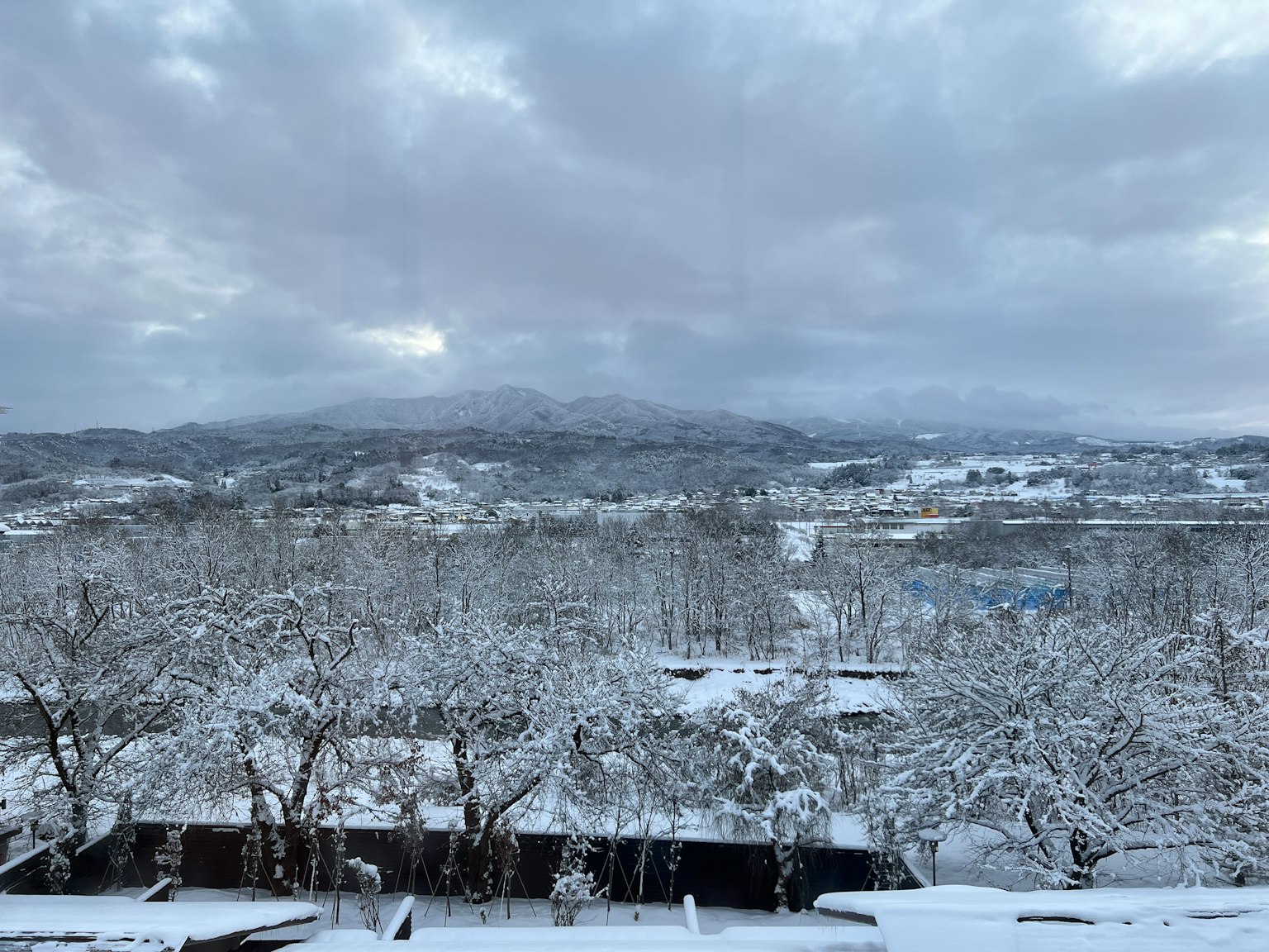 雪覆蓋的風景和多雲的天空