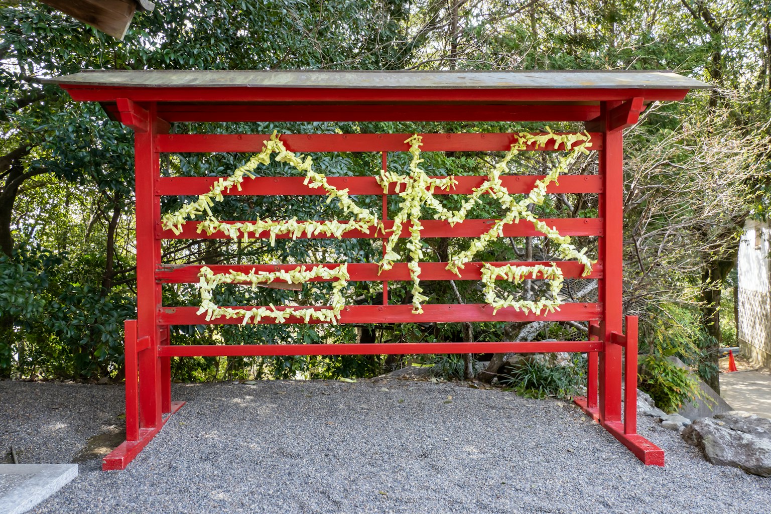 紅色鳥居裝飾有黃色花朵和文字