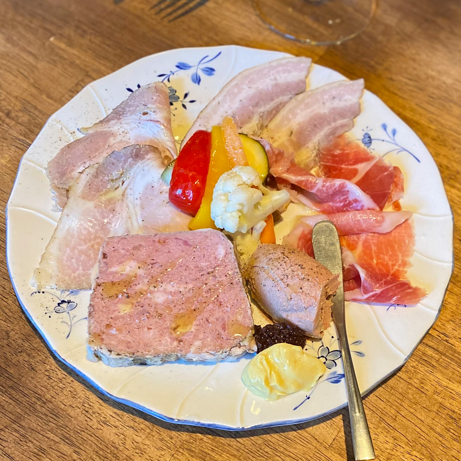 Piatto di carni e verdure assortite disposte con cura