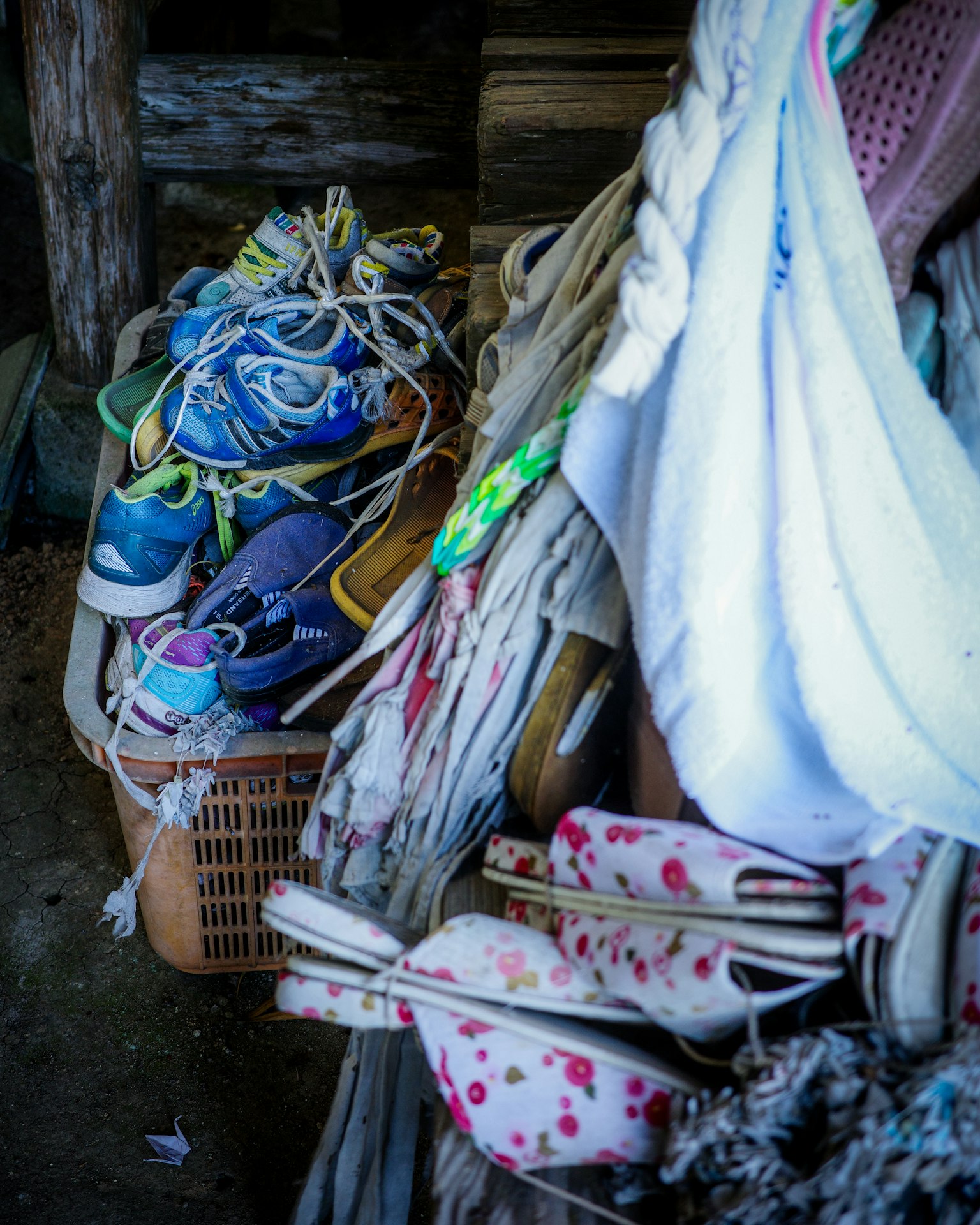 Ruang penyimpanan yang dipenuhi berbagai sepatu dan tali