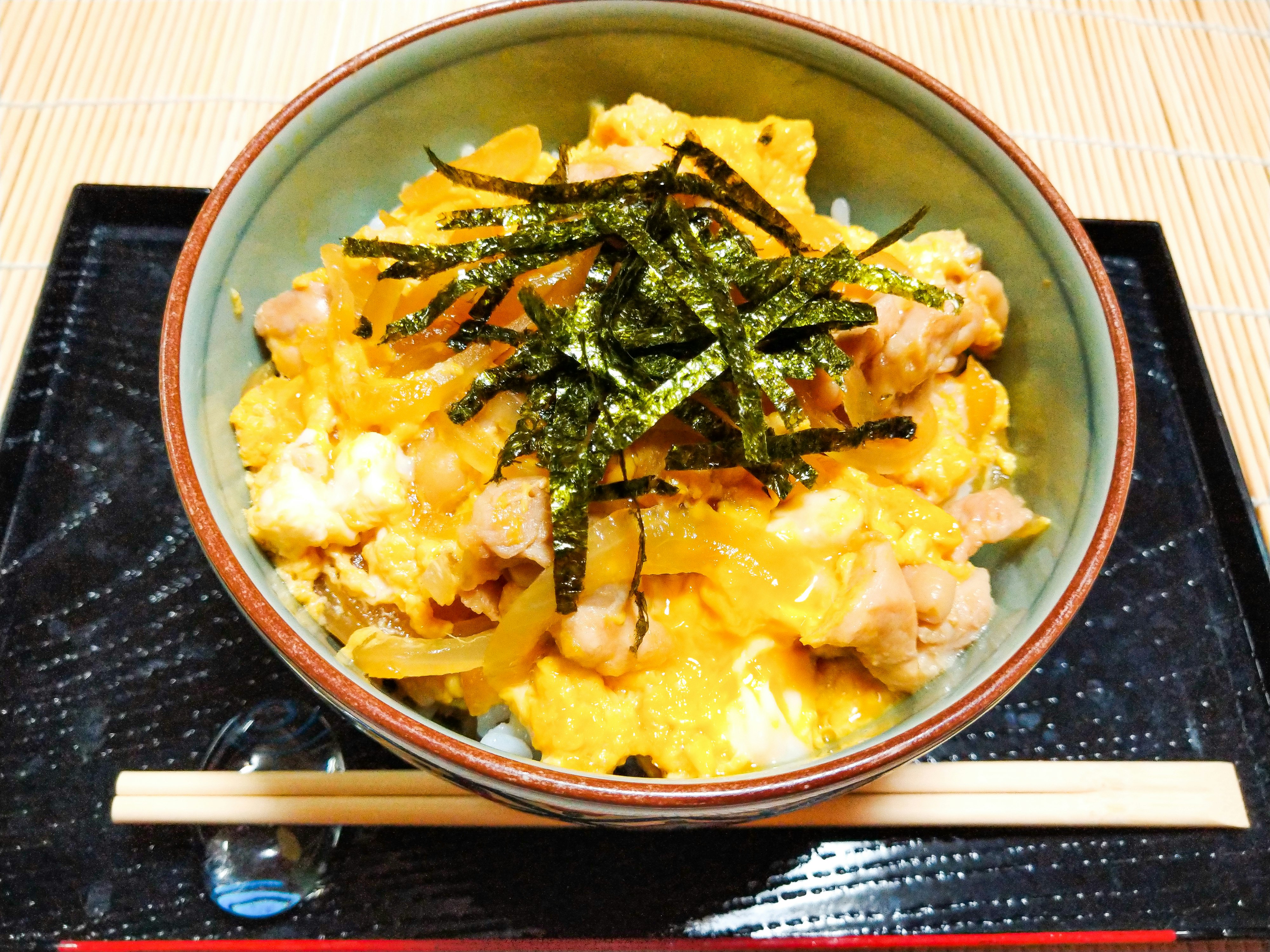 日式鸡肉蛋盖饭，撒上海苔