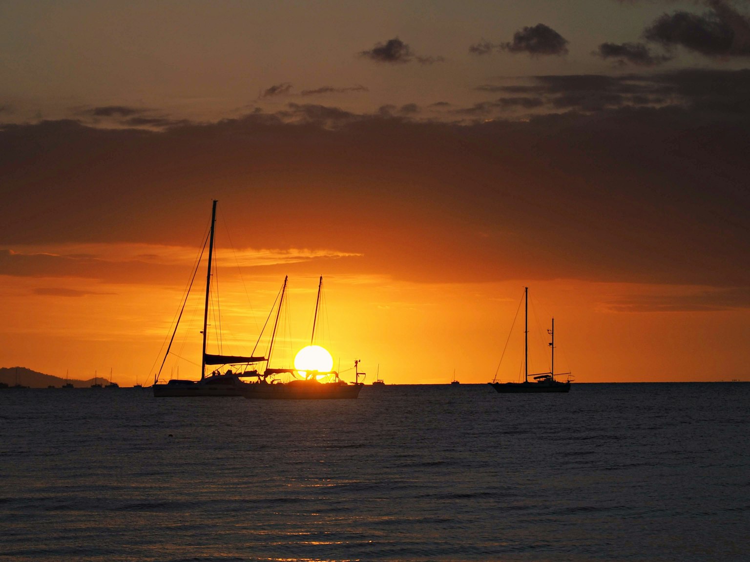 Silhouette von Yachten auf dem Meer bei Sonnenuntergang