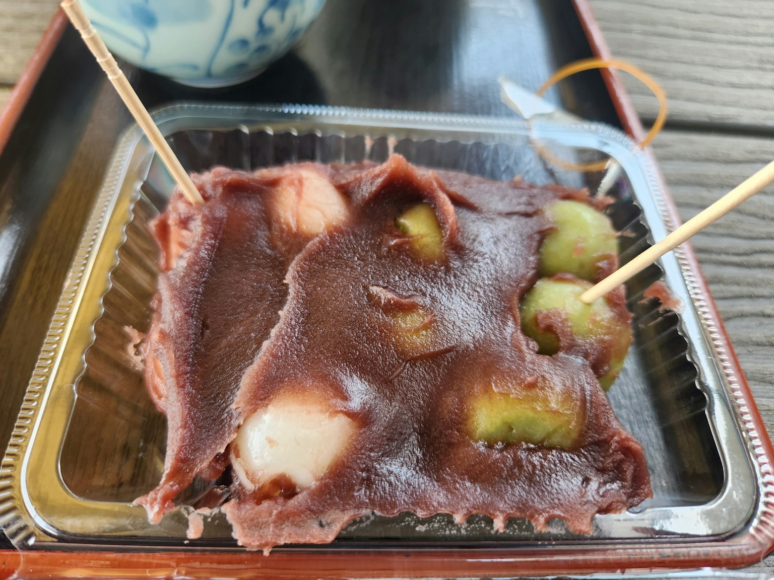 Postre japonés con pasta de frijoles rojos y frutas verdes encima