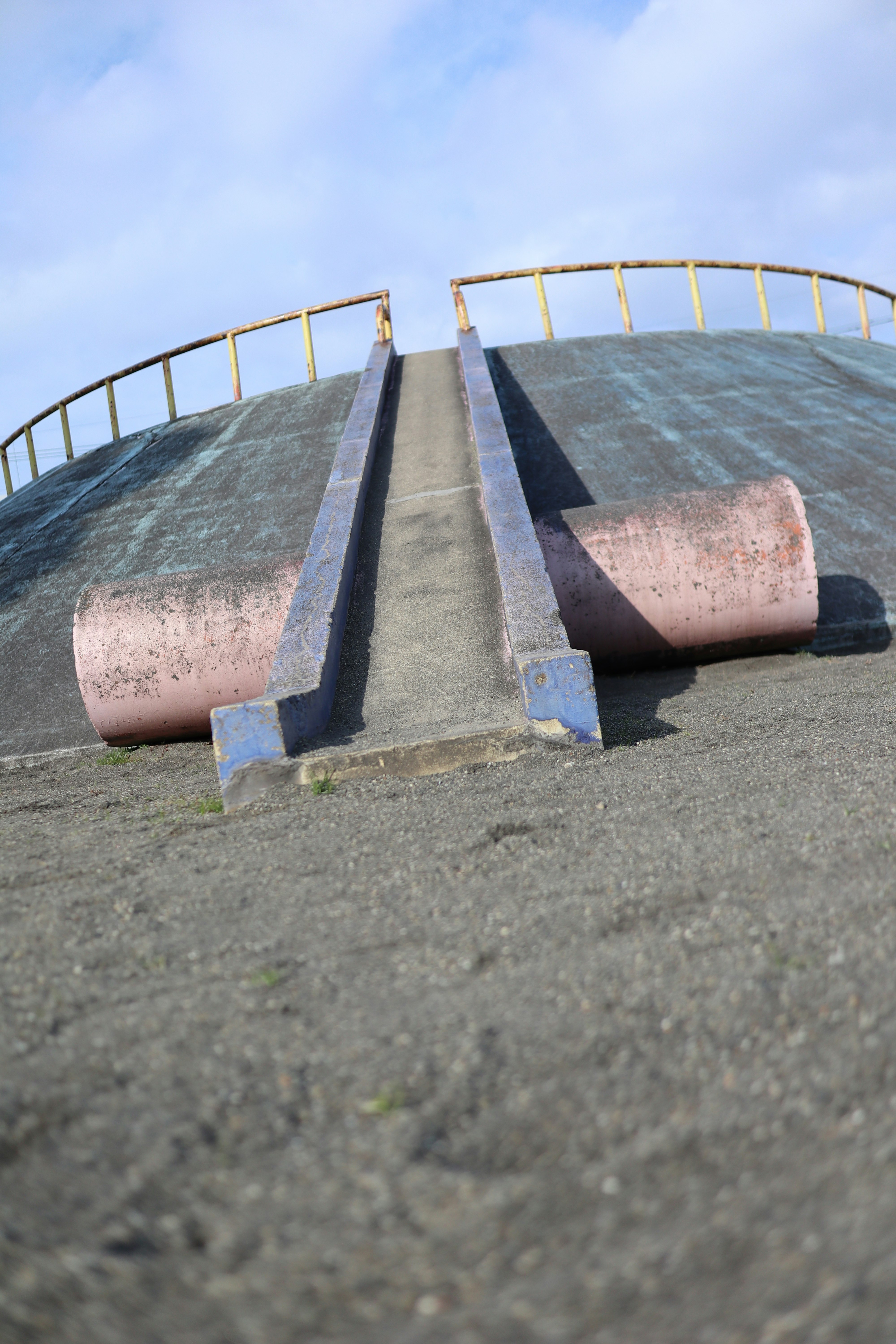 公園の遊具としての滑り台と砂場