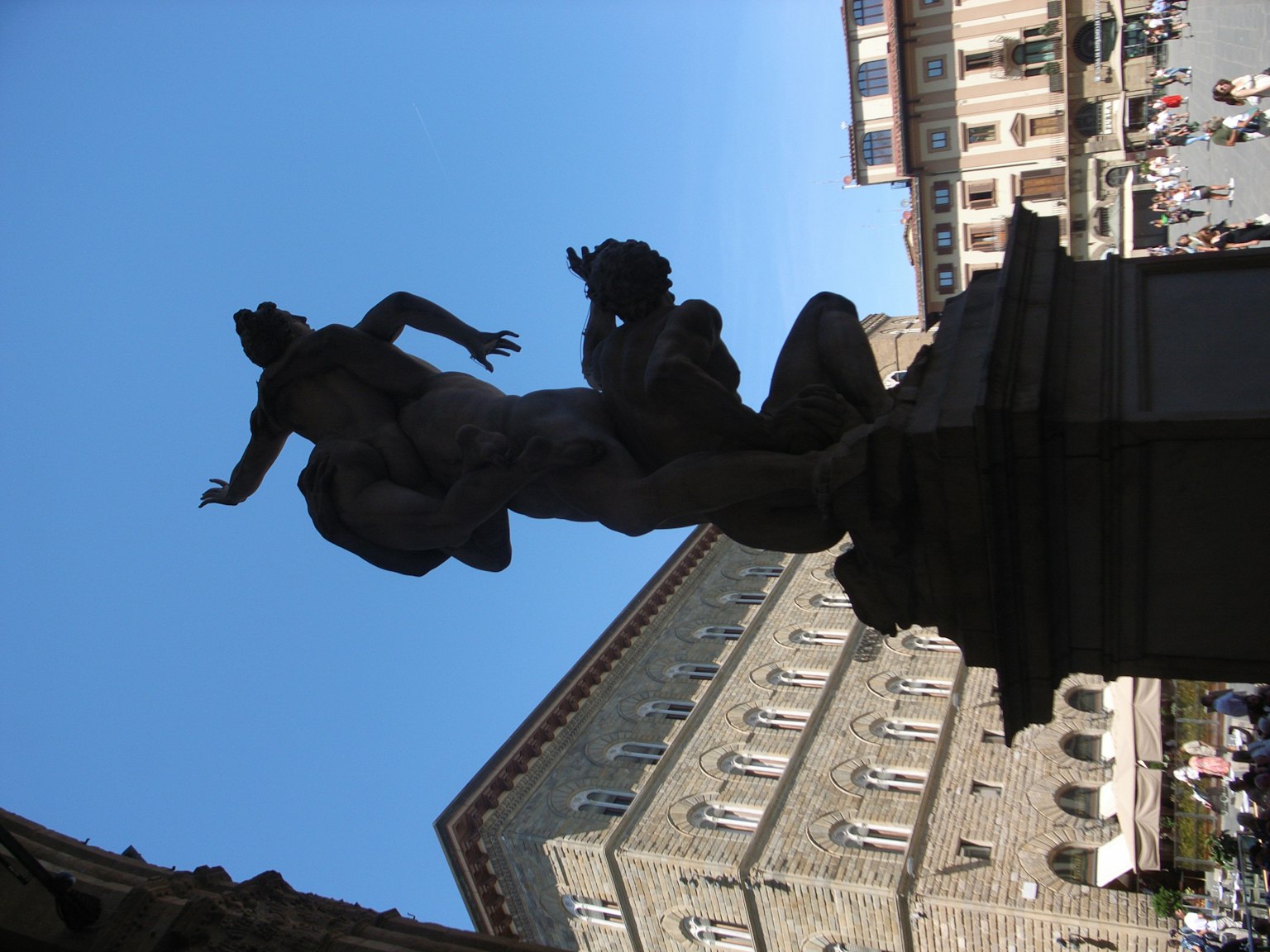 Silhouette einer antiken Statue auf einem Platz in Florenz
