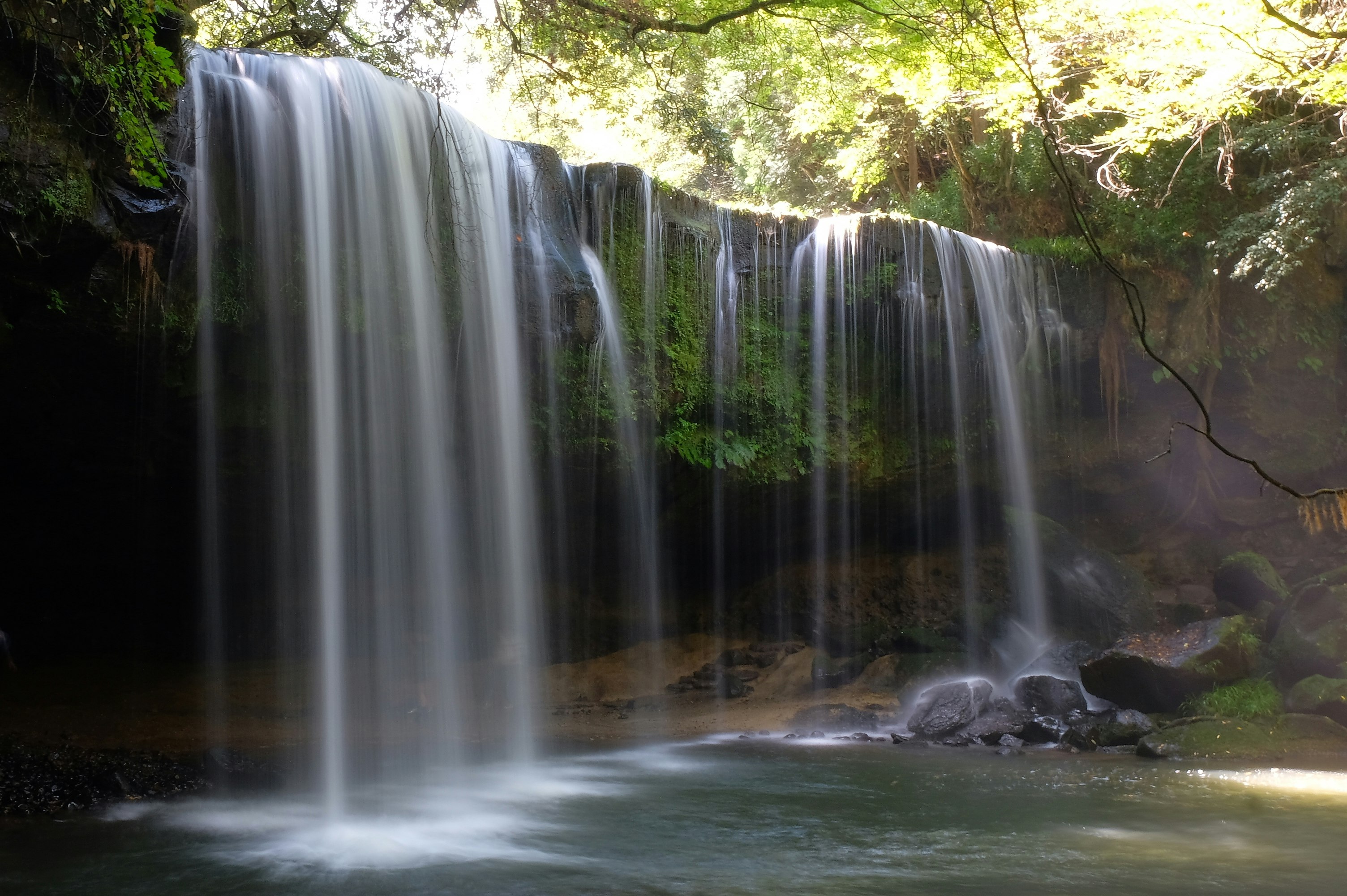 鍋ヶ滝の水が流れる渓流の滝とスローシャッター表現