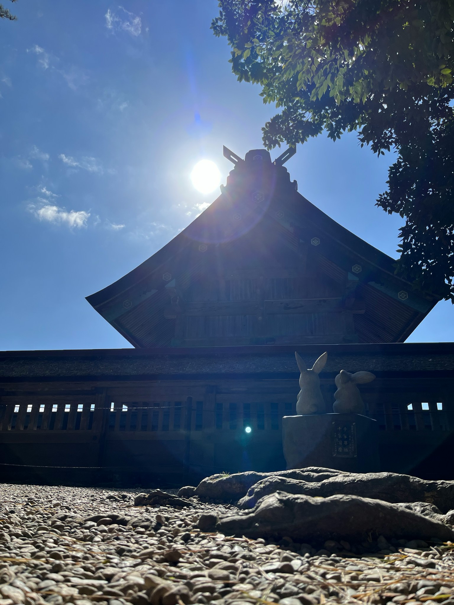 Silueta de un edificio japonés tradicional bajo un cielo azul con luz solar