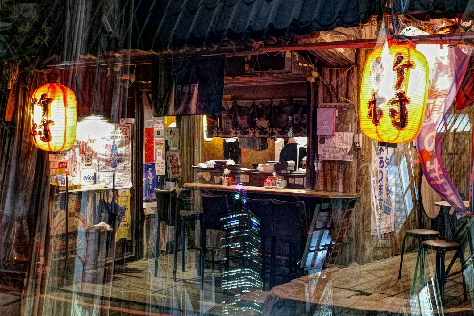 Extérieur d'un stand de nourriture de rue japonais sous la pluie avec des lanternes lumineuses et un comptoir en bois
