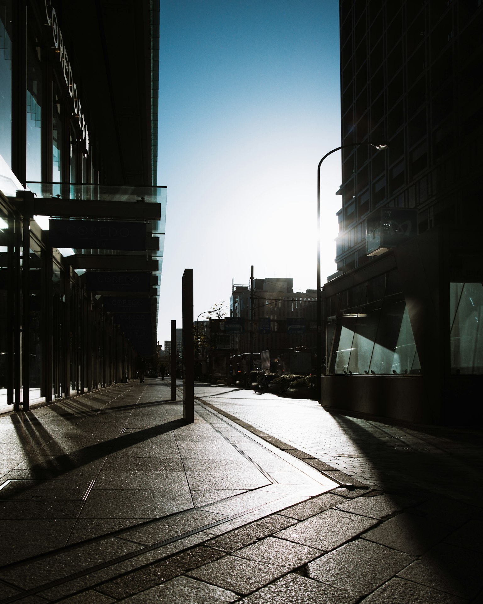 Paisaje urbano al atardecer con sombras marcadas