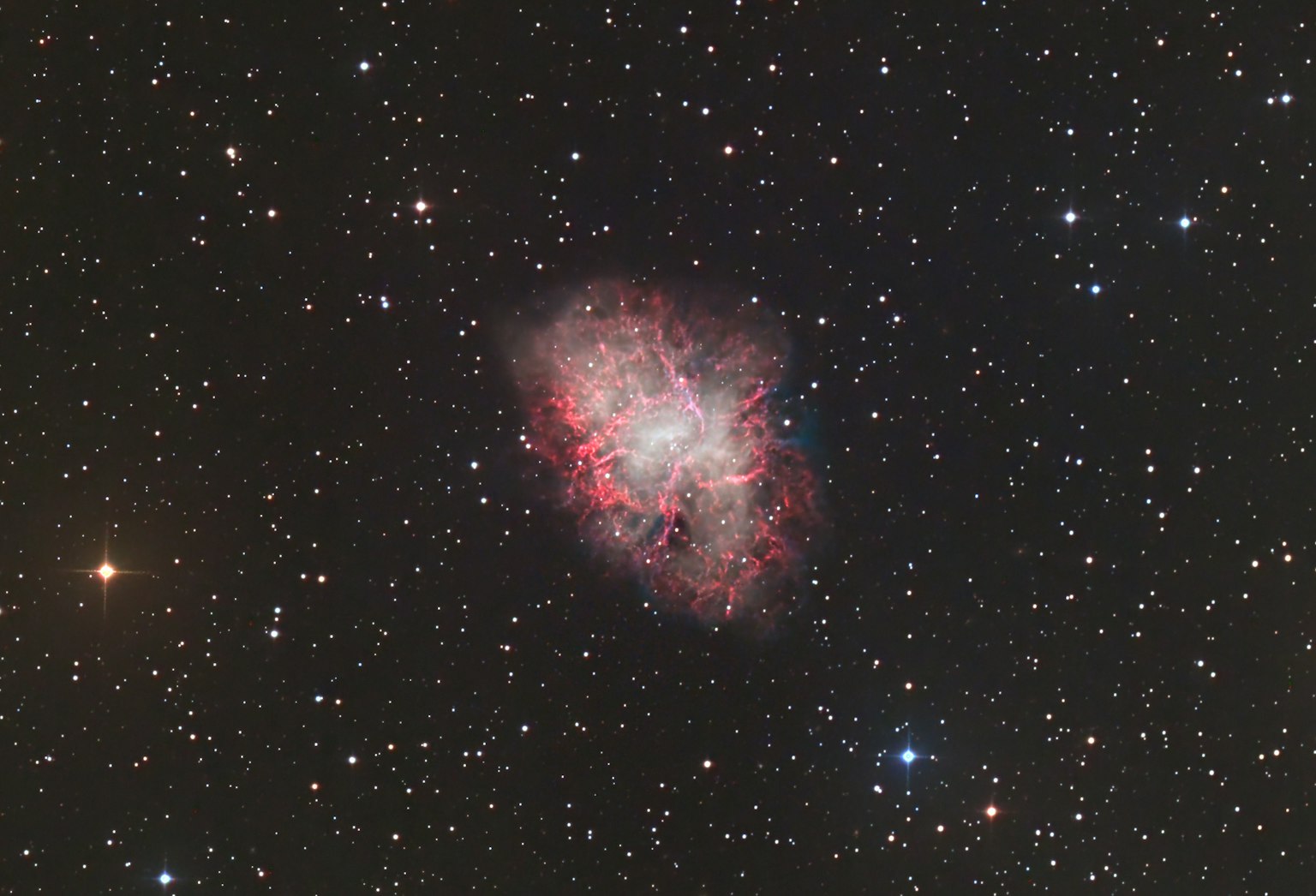 Couleurs vives de la nébuleuse du Crabe entourée d'étoiles scintillantes dans le ciel nocturne